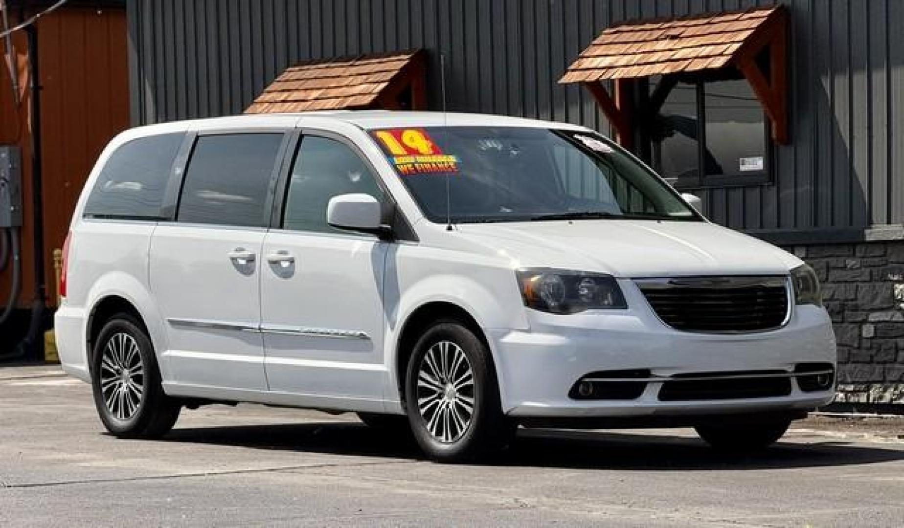 2014 WHITE CHRYSLER TOWN and COUNTRY (2C4RC1HG0ER) with an V6,3.6L(220 CID),DOHC engine, AUTOMATIC transmission, located at 14600 Frazho Road, Warren, MI, 48089, (586) 776-3400, 42.485996, -82.974220 - Photo#3