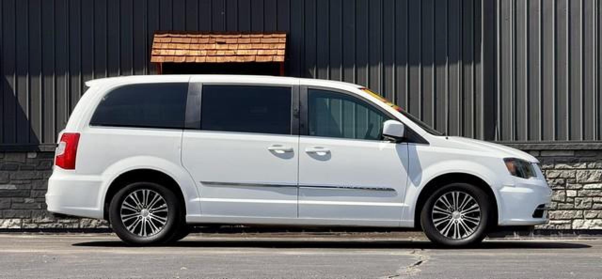 2014 WHITE CHRYSLER TOWN and COUNTRY (2C4RC1HG0ER) with an V6,3.6L(220 CID),DOHC engine, AUTOMATIC transmission, located at 14600 Frazho Road, Warren, MI, 48089, (586) 776-3400, 42.485996, -82.974220 - Photo#4