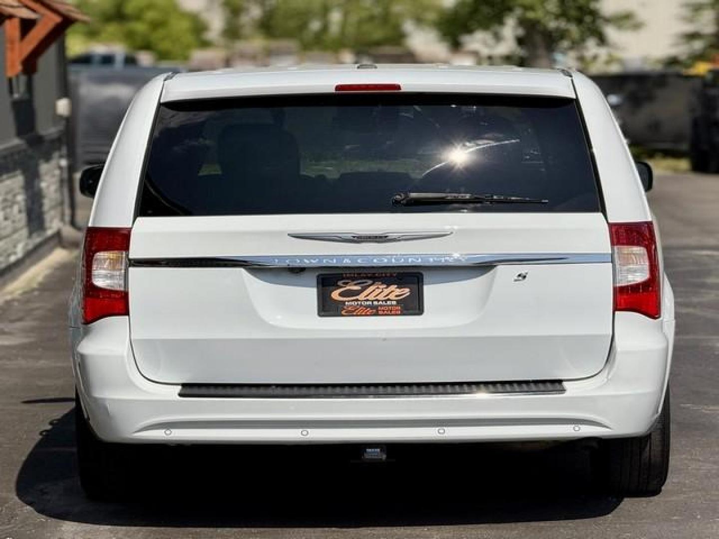 2014 WHITE CHRYSLER TOWN and COUNTRY (2C4RC1HG0ER) with an V6,3.6L(220 CID),DOHC engine, AUTOMATIC transmission, located at 14600 Frazho Road, Warren, MI, 48089, (586) 776-3400, 42.485996, -82.974220 - Photo#5