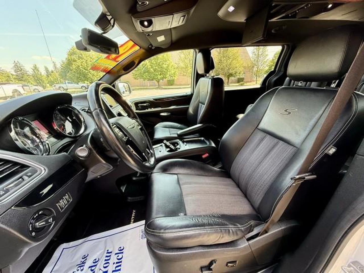 2014 WHITE CHRYSLER TOWN and COUNTRY (2C4RC1HG0ER) with an V6,3.6L(220 CID),DOHC engine, AUTOMATIC transmission, located at 14600 Frazho Road, Warren, MI, 48089, (586) 776-3400, 42.485996, -82.974220 - Photo#6