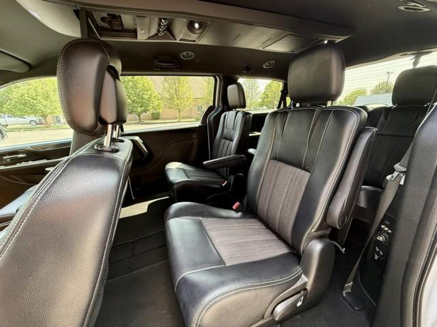 2014 WHITE CHRYSLER TOWN and COUNTRY (2C4RC1HG0ER) with an V6,3.6L(220 CID),DOHC engine, AUTOMATIC transmission, located at 14600 Frazho Road, Warren, MI, 48089, (586) 776-3400, 42.485996, -82.974220 - Photo#7