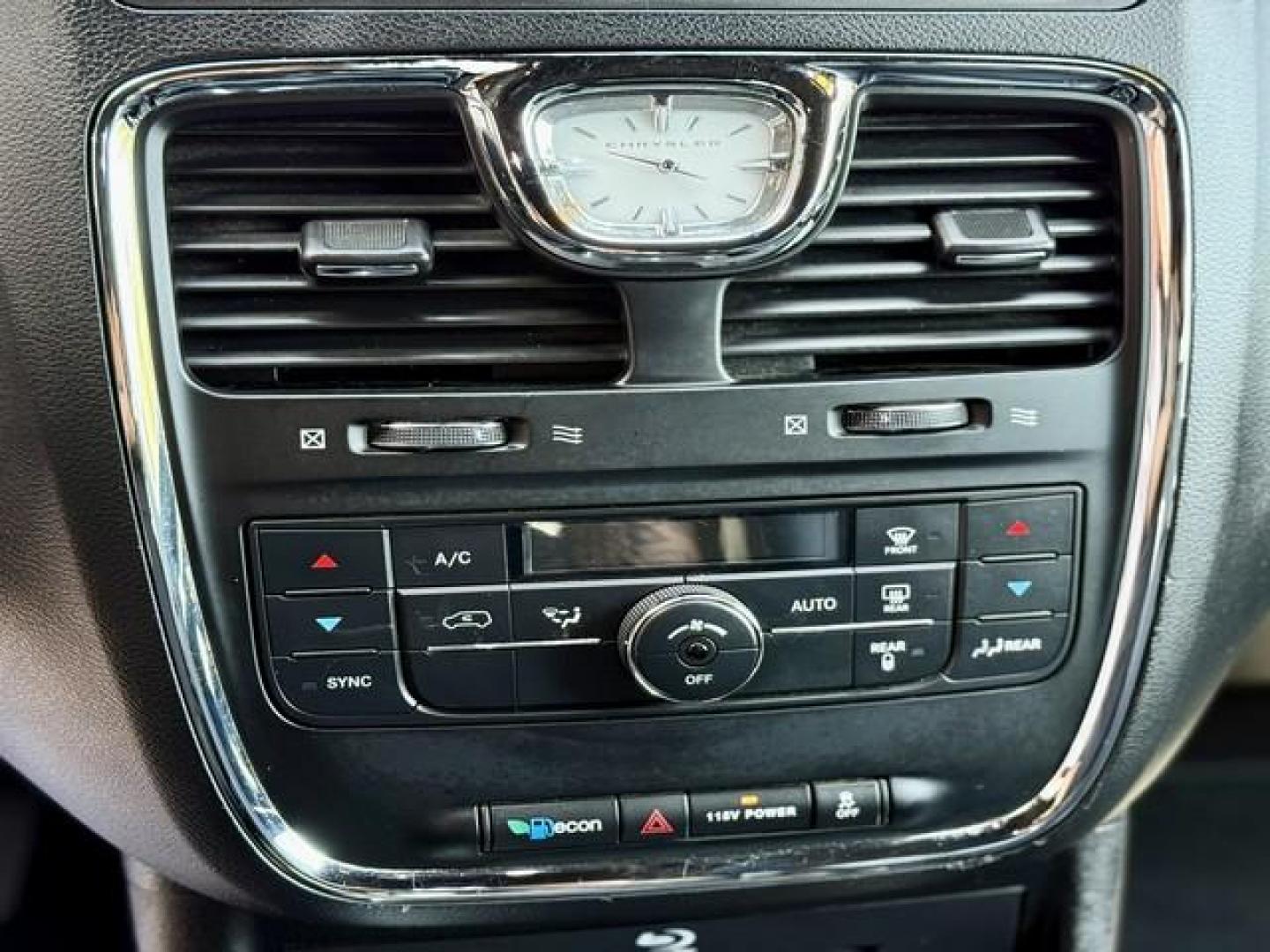 2014 WHITE CHRYSLER TOWN and COUNTRY (2C4RC1HG0ER) with an V6,3.6L(220 CID),DOHC engine, AUTOMATIC transmission, located at 14600 Frazho Road, Warren, MI, 48089, (586) 776-3400, 42.485996, -82.974220 - Photo#12