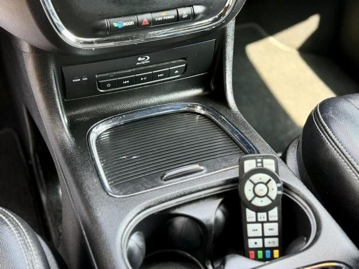 2014 WHITE CHRYSLER TOWN and COUNTRY (2C4RC1HG0ER) with an V6,3.6L(220 CID),DOHC engine, AUTOMATIC transmission, located at 14600 Frazho Road, Warren, MI, 48089, (586) 776-3400, 42.485996, -82.974220 - Photo#13