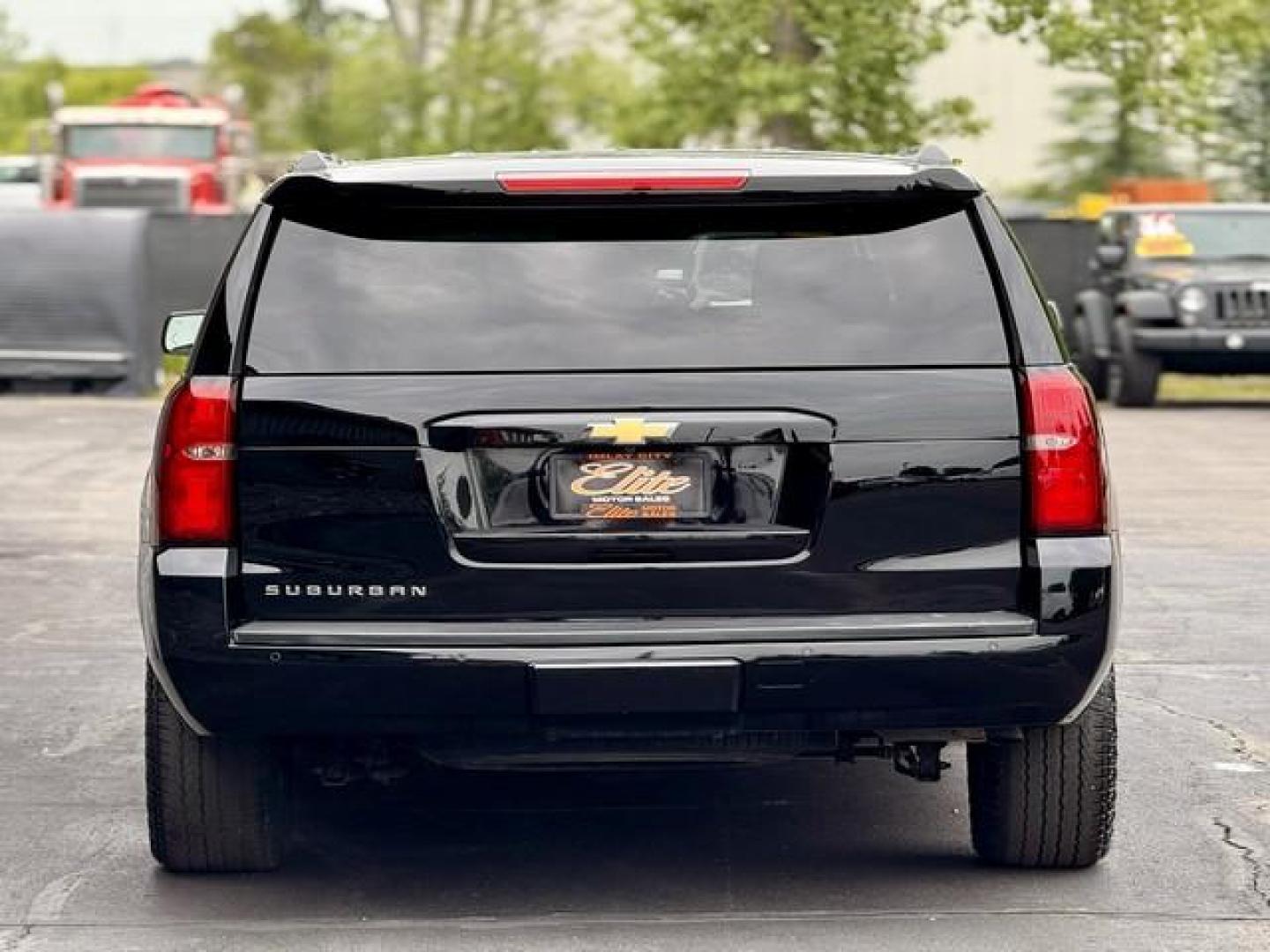 2018 BLACK CHEVROLET SUBURBAN (1GNSKHKC9JR) with an V8,5.3L(325 CID),OHV engine, AUTOMATIC transmission, located at 14600 Frazho Road, Warren, MI, 48089, (586) 776-3400, 42.485996, -82.974220 - Photo#5