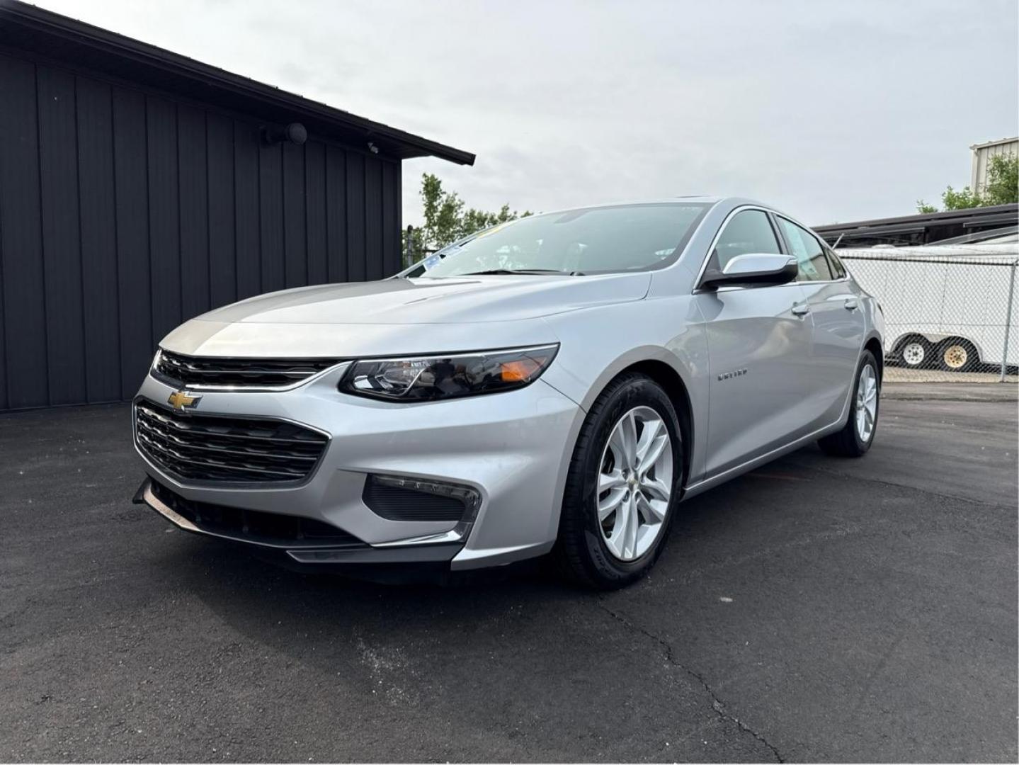 2018 SILVER CHEVROLET MALIBU (1G1ZD5ST5JF) with an L4,1.5L(91 CID),DOHC engine, AUTOMATIC transmission, located at 14600 Frazho Road, Warren, MI, 48089, (586) 776-3400, 42.485996, -82.974220 - Photo#0