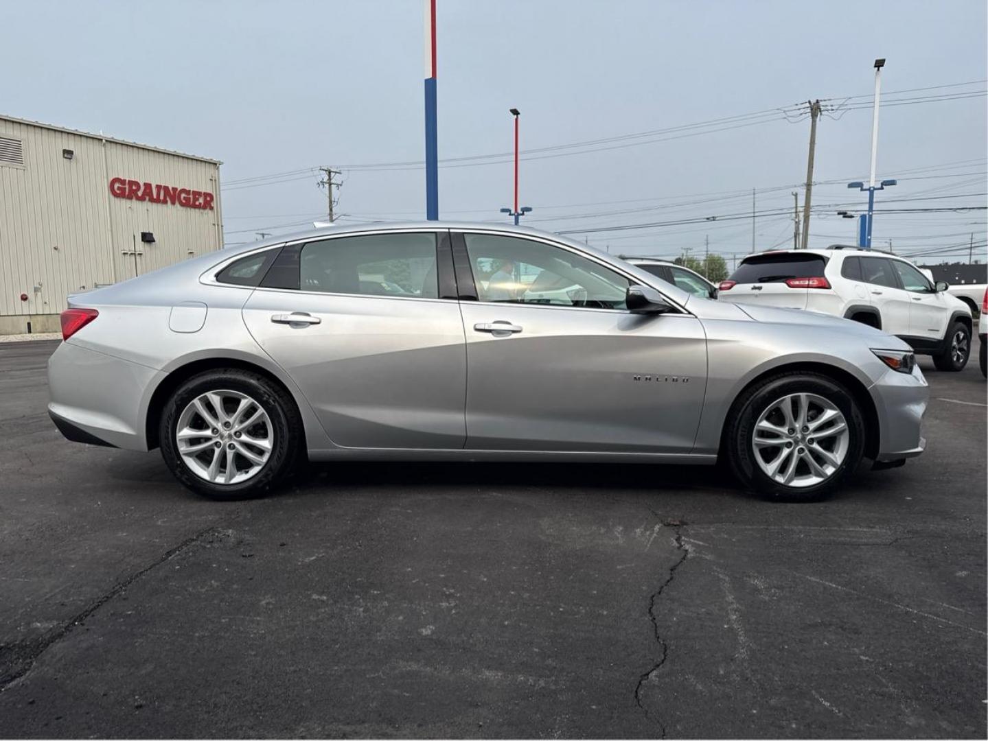 2018 SILVER CHEVROLET MALIBU (1G1ZD5ST5JF) with an L4,1.5L(91 CID),DOHC engine, AUTOMATIC transmission, located at 14600 Frazho Road, Warren, MI, 48089, (586) 776-3400, 42.485996, -82.974220 - Photo#3