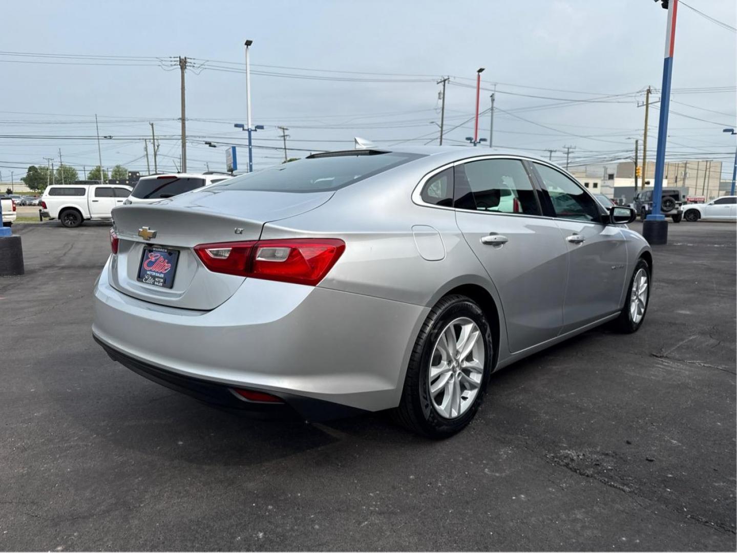 2018 SILVER CHEVROLET MALIBU (1G1ZD5ST5JF) with an L4,1.5L(91 CID),DOHC engine, AUTOMATIC transmission, located at 14600 Frazho Road, Warren, MI, 48089, (586) 776-3400, 42.485996, -82.974220 - Photo#4