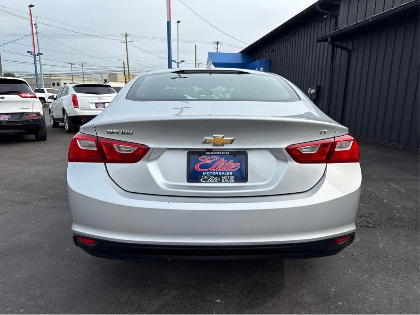 2018 SILVER CHEVROLET MALIBU (1G1ZD5ST5JF) with an L4,1.5L(91 CID),DOHC engine, AUTOMATIC transmission, located at 14600 Frazho Road, Warren, MI, 48089, (586) 776-3400, 42.485996, -82.974220 - Photo#5