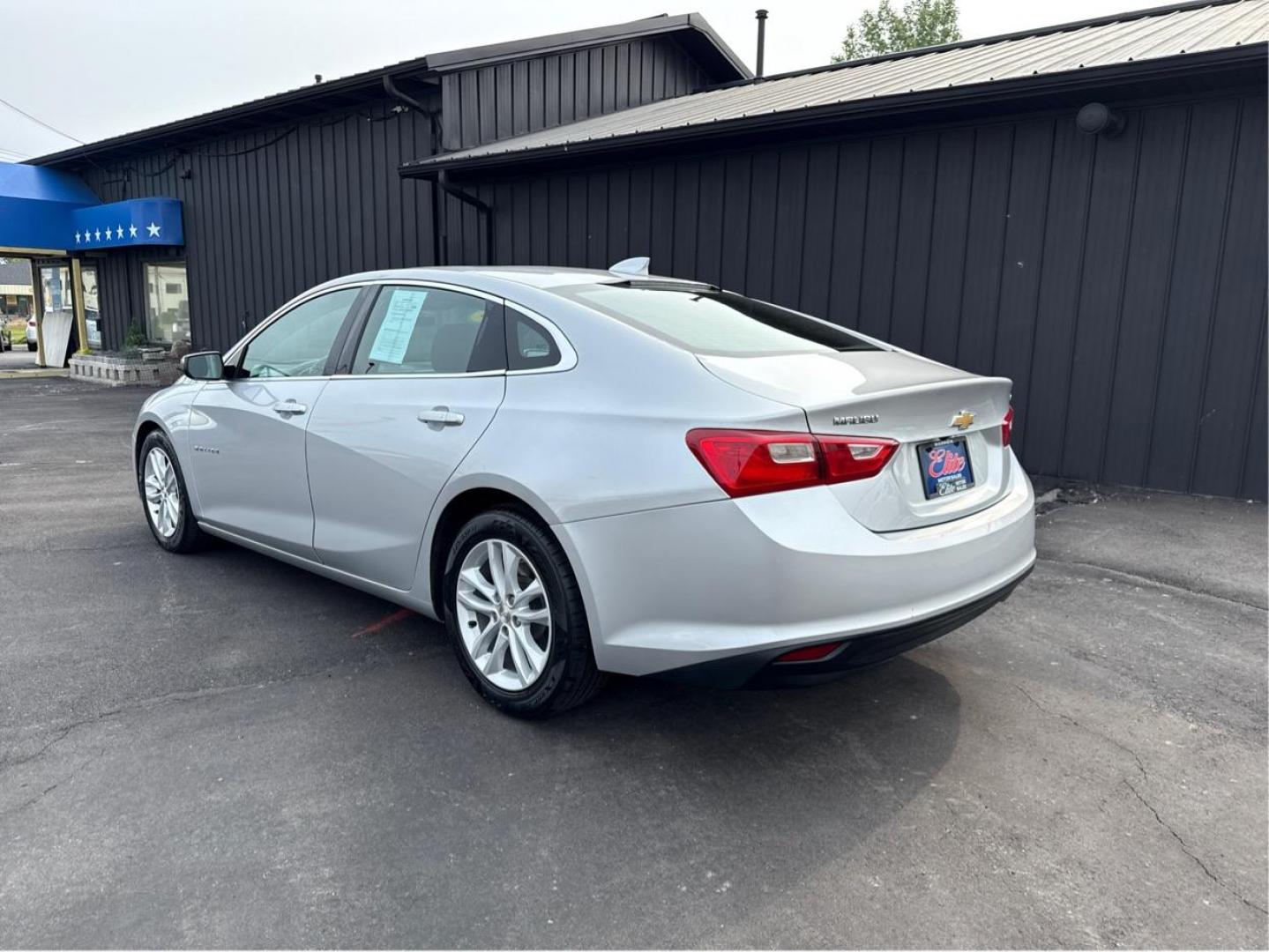 2018 SILVER CHEVROLET MALIBU (1G1ZD5ST5JF) with an L4,1.5L(91 CID),DOHC engine, AUTOMATIC transmission, located at 14600 Frazho Road, Warren, MI, 48089, (586) 776-3400, 42.485996, -82.974220 - Photo#6