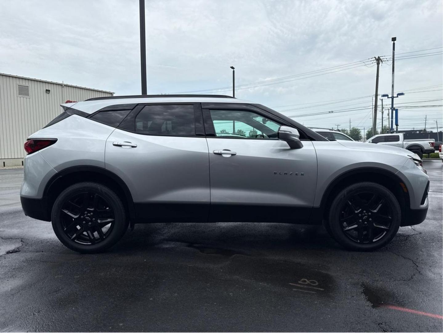 2022 SILVER CHEVROLET BLAZER (3GNKBHR40NS) with an L4,2.0L(122 CID),DOHC engine, AUTOMATIC transmission, located at 14600 Frazho Road, Warren, MI, 48089, (586) 776-3400, 42.485996, -82.974220 - Photo#3