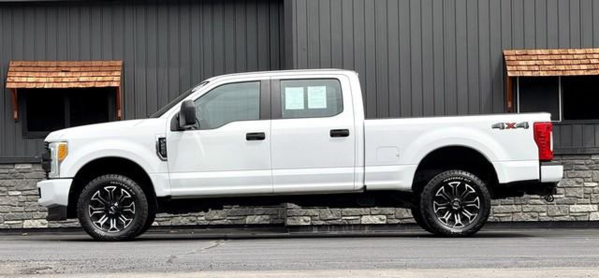 2017 WHITE FORD F-250 SUPER DUTY (1FT7W2B6XHE) with an V8,6.2L(379 CID),SOHC engine, AUTOMATIC transmission, located at 14600 Frazho Road, Warren, MI, 48089, (586) 776-3400, 42.485996, -82.974220 - Photo#1