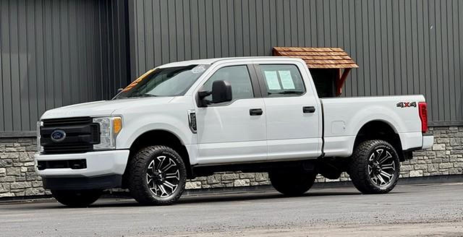 2017 WHITE FORD F-250 SUPER DUTY (1FT7W2B6XHE) with an V8,6.2L(379 CID),SOHC engine, AUTOMATIC transmission, located at 14600 Frazho Road, Warren, MI, 48089, (586) 776-3400, 42.485996, -82.974220 - Photo#3