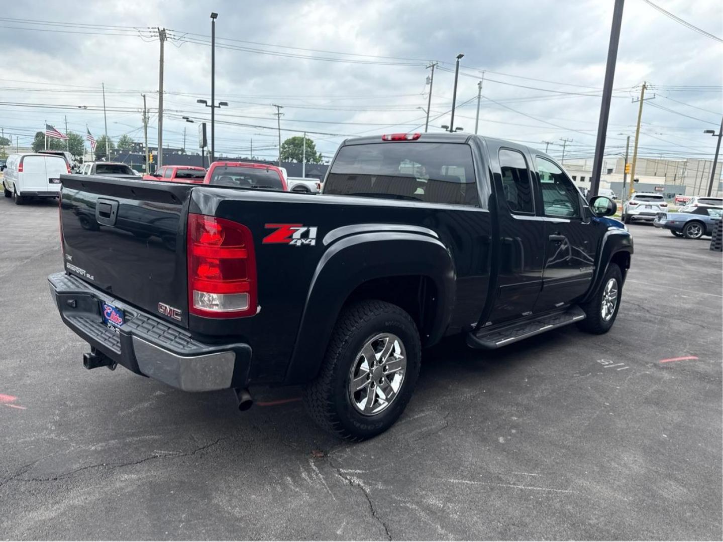 2009 BLACK GMC SIERRA 1500 (1GTEK29029Z) with an V8,5.3L(325 CID),OHV engine, AUTOMATIC transmission, located at 14600 Frazho Road, Warren, MI, 48089, (586) 776-3400, 42.485996, -82.974220 - Photo#4