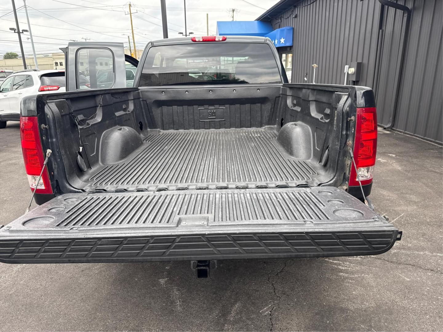 2009 BLACK GMC SIERRA 1500 (1GTEK29029Z) with an V8,5.3L(325 CID),OHV engine, AUTOMATIC transmission, located at 14600 Frazho Road, Warren, MI, 48089, (586) 776-3400, 42.485996, -82.974220 - Photo#11