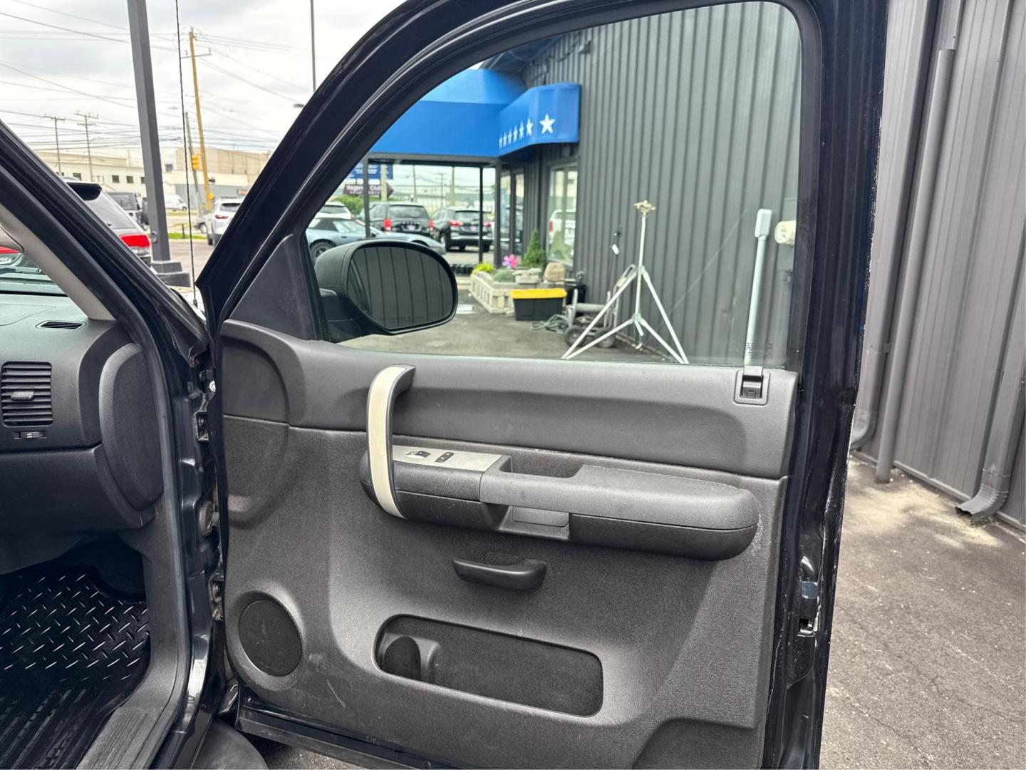2009 BLACK GMC SIERRA 1500 (1GTEK29029Z) with an V8,5.3L(325 CID),OHV engine, AUTOMATIC transmission, located at 14600 Frazho Road, Warren, MI, 48089, (586) 776-3400, 42.485996, -82.974220 - Photo#19
