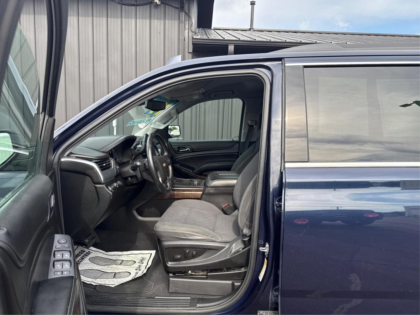 2019 BLUE CHEVROLET TAHOE (1GNSKAKC3KR) with an V8,5.3L(325 CID),OHV engine, AUTOMATIC transmission, located at 14600 Frazho Road, Warren, MI, 48089, (586) 776-3400, 42.485996, -82.974220- Photo#8