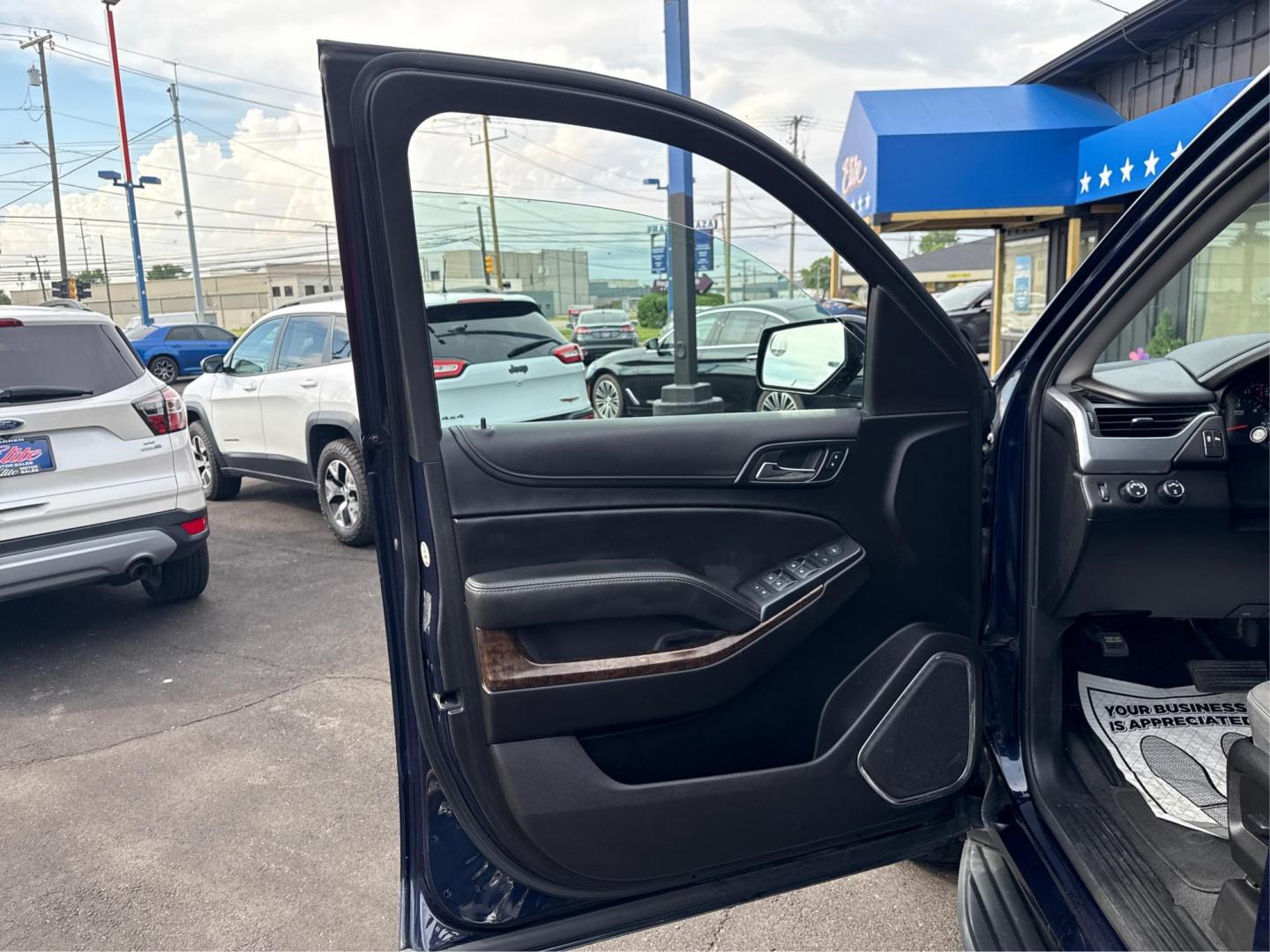 2019 BLUE CHEVROLET TAHOE (1GNSKAKC3KR) with an V8,5.3L(325 CID),OHV engine, AUTOMATIC transmission, located at 14600 Frazho Road, Warren, MI, 48089, (586) 776-3400, 42.485996, -82.974220- Photo#19