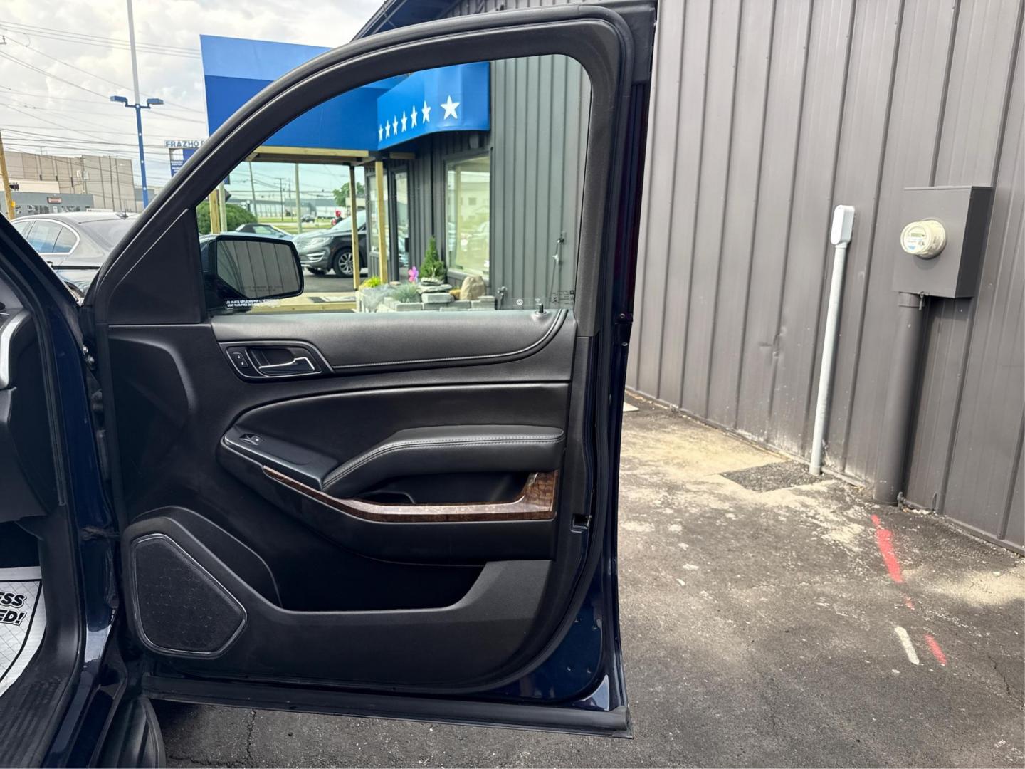 2019 BLUE CHEVROLET TAHOE (1GNSKAKC3KR) with an V8,5.3L(325 CID),OHV engine, AUTOMATIC transmission, located at 14600 Frazho Road, Warren, MI, 48089, (586) 776-3400, 42.485996, -82.974220 - Photo#20