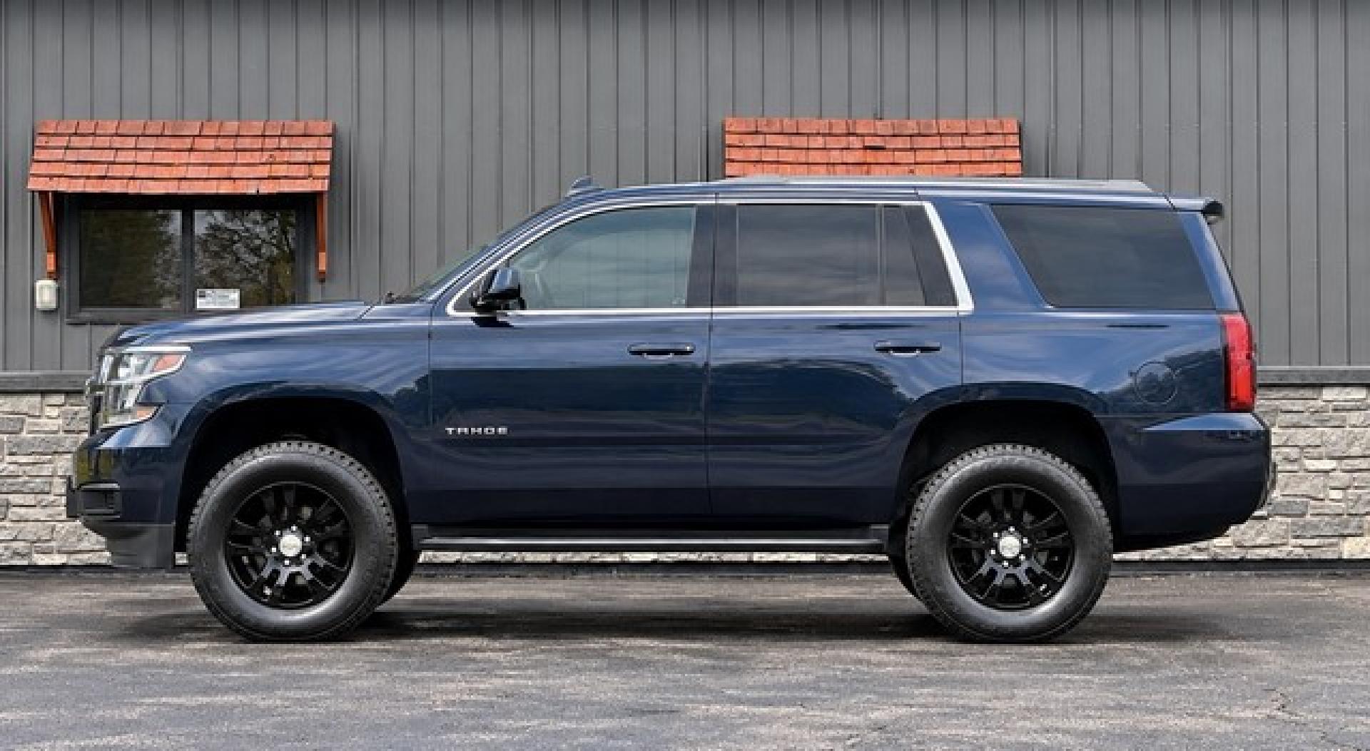 2019 BLUE CHEVROLET TAHOE (1GNSKAKC3KR) with an V8,5.3L(325 CID),OHV engine, AUTOMATIC transmission, located at 14600 Frazho Road, Warren, MI, 48089, (586) 776-3400, 42.485996, -82.974220- Photo#0