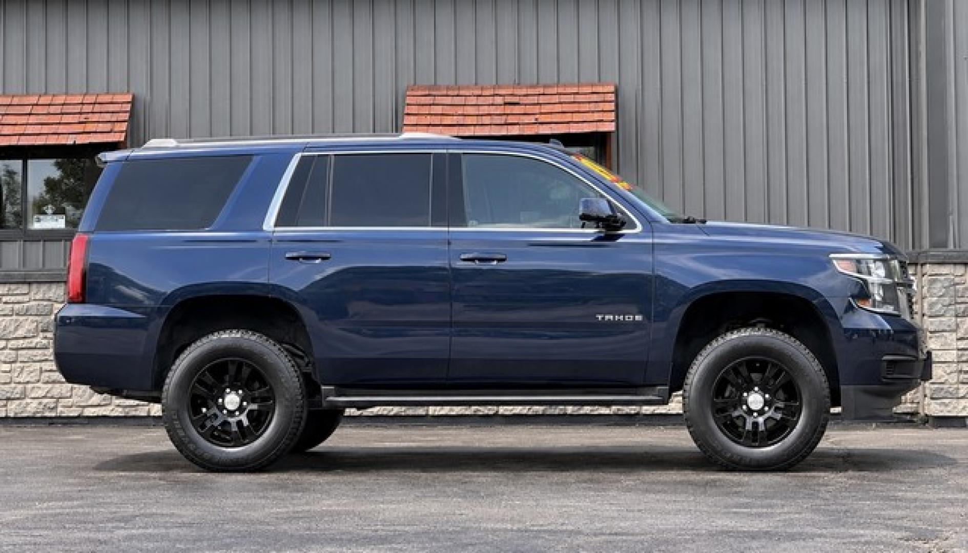 2019 BLUE CHEVROLET TAHOE (1GNSKAKC3KR) with an V8,5.3L(325 CID),OHV engine, AUTOMATIC transmission, located at 14600 Frazho Road, Warren, MI, 48089, (586) 776-3400, 42.485996, -82.974220- Photo#1