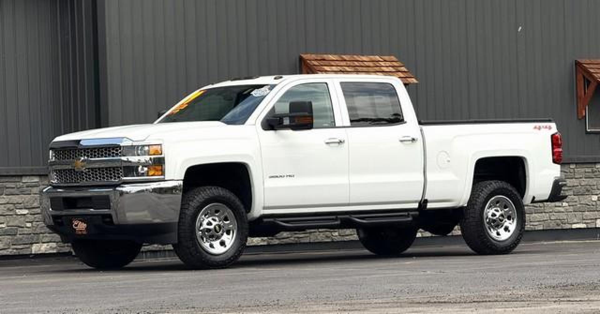 2019 WHITE CHEVROLET SILVERADO 3500 HD (1GC4KVCG5KF) with an V8,6.0L(364 CID),OHV engine, AUTOMATIC transmission, located at 14600 Frazho Road, Warren, MI, 48089, (586) 776-3400, 42.485996, -82.974220 - Photo#2