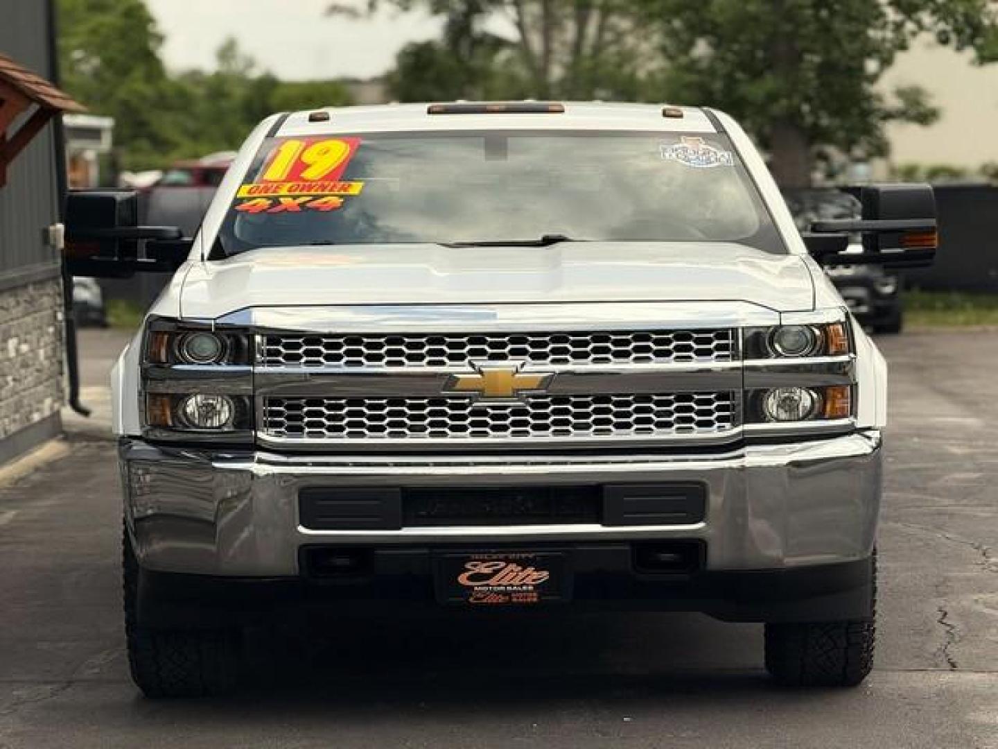 2019 WHITE CHEVROLET SILVERADO 3500 HD (1GC4KVCG5KF) with an V8,6.0L(364 CID),OHV engine, AUTOMATIC transmission, located at 14600 Frazho Road, Warren, MI, 48089, (586) 776-3400, 42.485996, -82.974220 - Photo#4