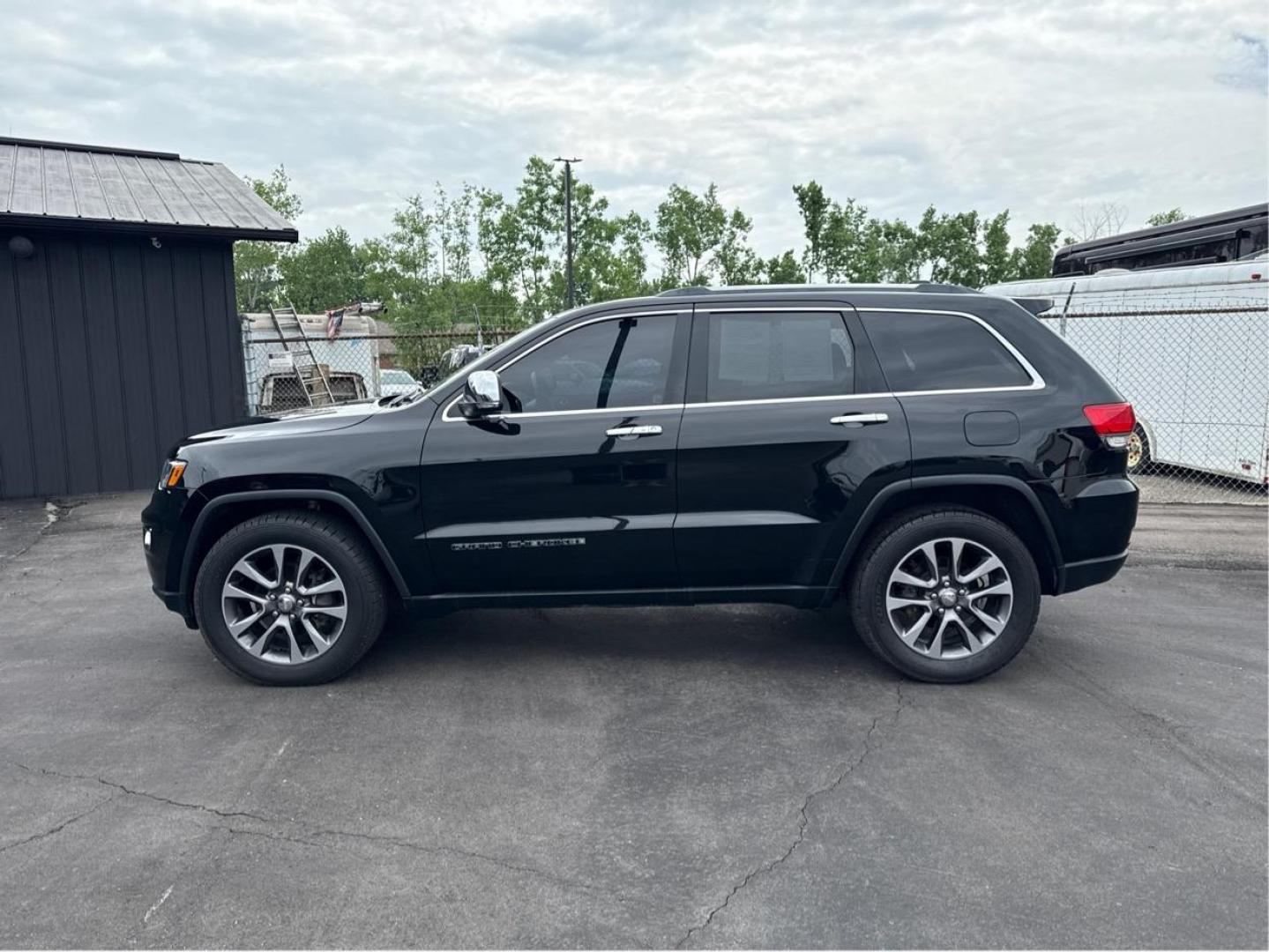 2018 BLACK JEEP GRAND CHEROKEE (1C4RJFBG6JC) with an V6,3.6L(220 CID),DOHC engine, AUTOMATIC transmission, located at 14600 Frazho Road, Warren, MI, 48089, (586) 776-3400, 42.485996, -82.974220 - Photo#7