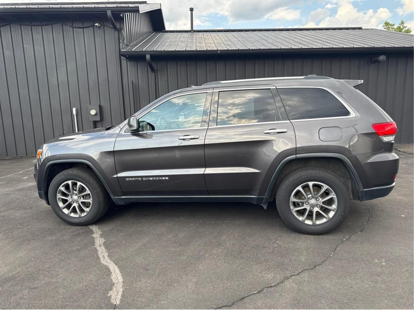 2014 DK GREY JEEP GRAND CHEROKEE (1C4RJFBG8EC) with an V6,3.6L(220 CID),DOHC engine, AUTOMATIC transmission, located at 14600 Frazho Road, Warren, MI, 48089, (586) 776-3400, 42.485996, -82.974220 - Photo#7