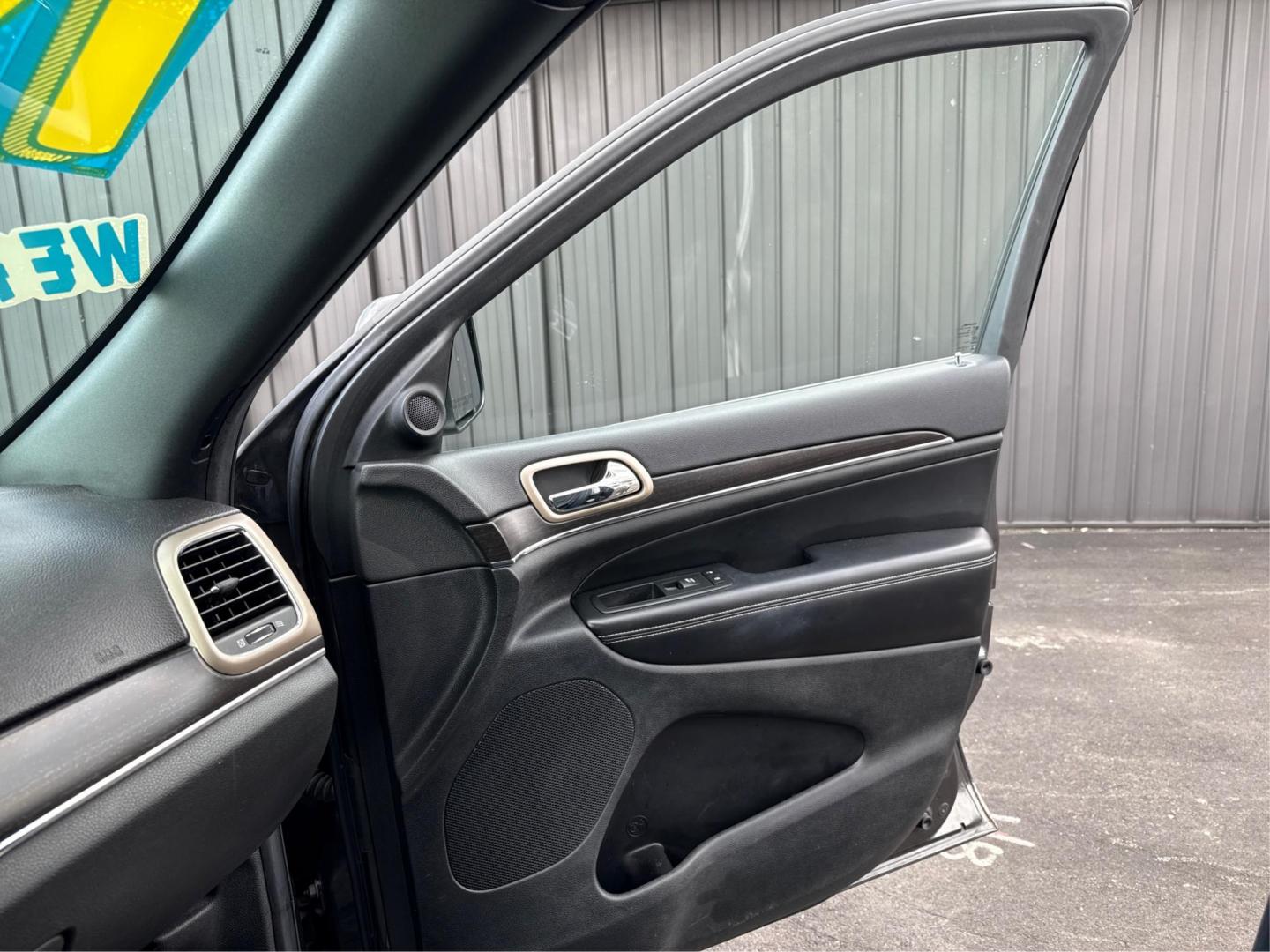 2014 DK GREY JEEP GRAND CHEROKEE (1C4RJFBG8EC) with an V6,3.6L(220 CID),DOHC engine, AUTOMATIC transmission, located at 14600 Frazho Road, Warren, MI, 48089, (586) 776-3400, 42.485996, -82.974220 - Photo#19
