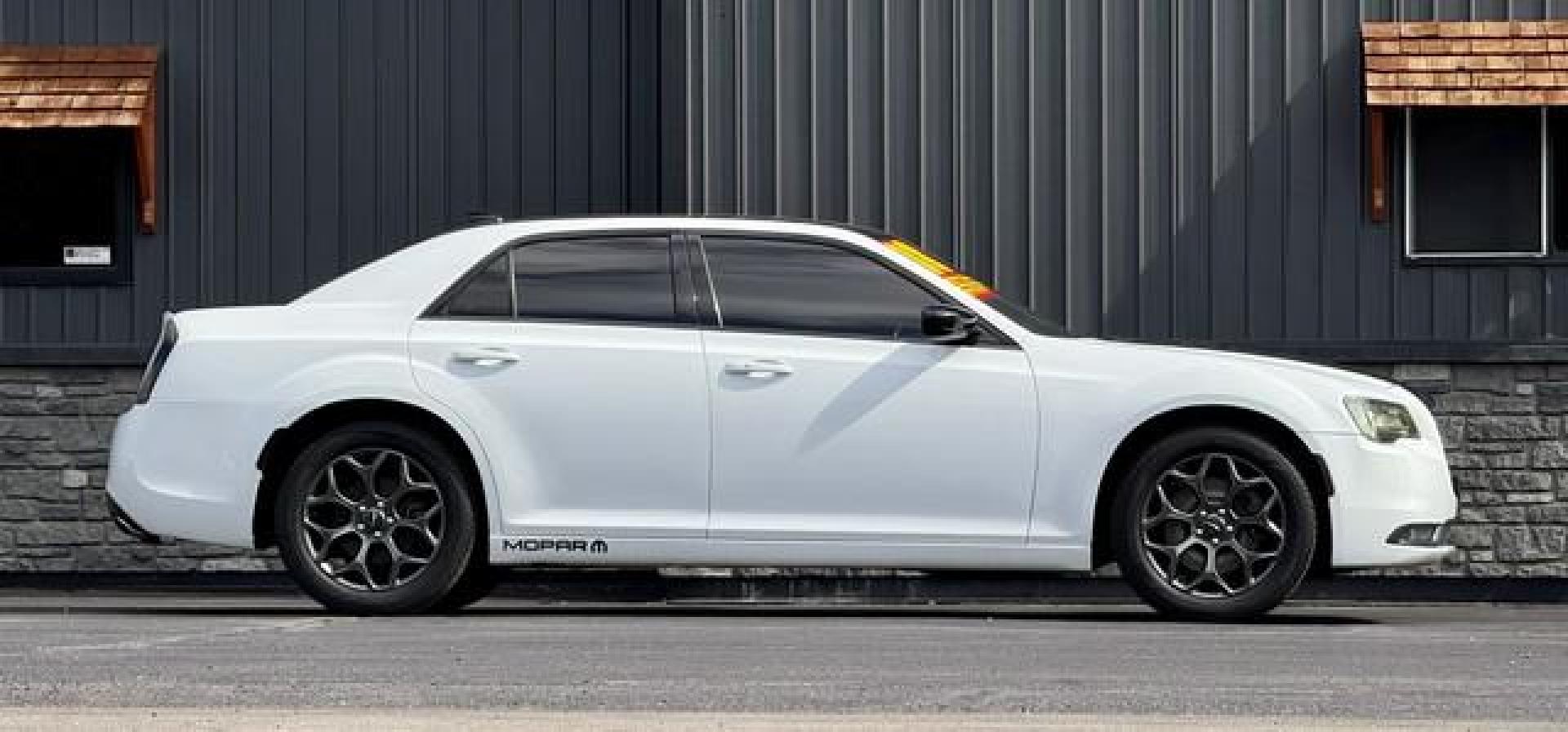2018 WHITE CHRYSLER 300 (2C3CCAGG9JH) with an V6,3.6L(220 CID),DOHC engine, AUTOMATIC transmission, located at 14600 Frazho Road, Warren, MI, 48089, (586) 776-3400, 42.485996, -82.974220 - Photo#3