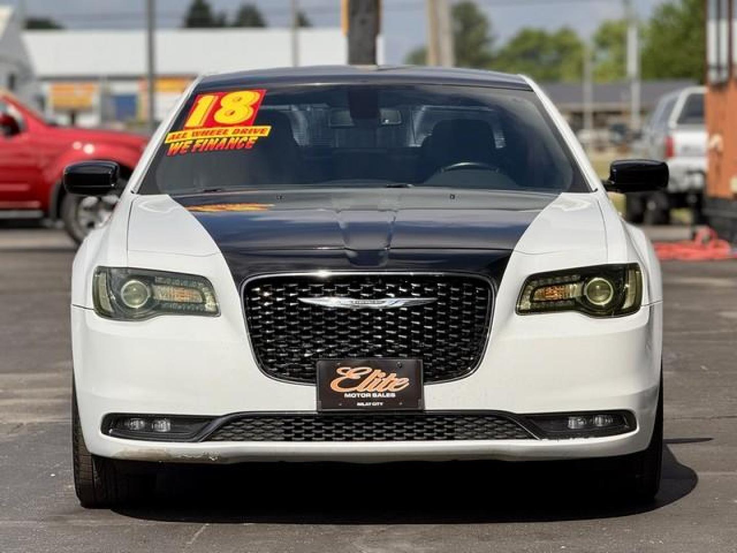 2018 WHITE CHRYSLER 300 (2C3CCAGG9JH) with an V6,3.6L(220 CID),DOHC engine, AUTOMATIC transmission, located at 14600 Frazho Road, Warren, MI, 48089, (586) 776-3400, 42.485996, -82.974220 - Photo#4