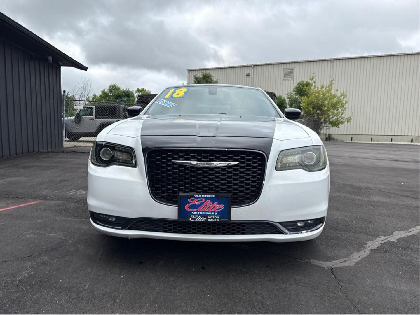 2018 WHITE CHRYSLER 300 (2C3CCAGG9JH) with an V6,3.6L(220 CID),DOHC engine, AUTOMATIC transmission, located at 14600 Frazho Road, Warren, MI, 48089, (586) 776-3400, 42.485996, -82.974220 - Photo#15