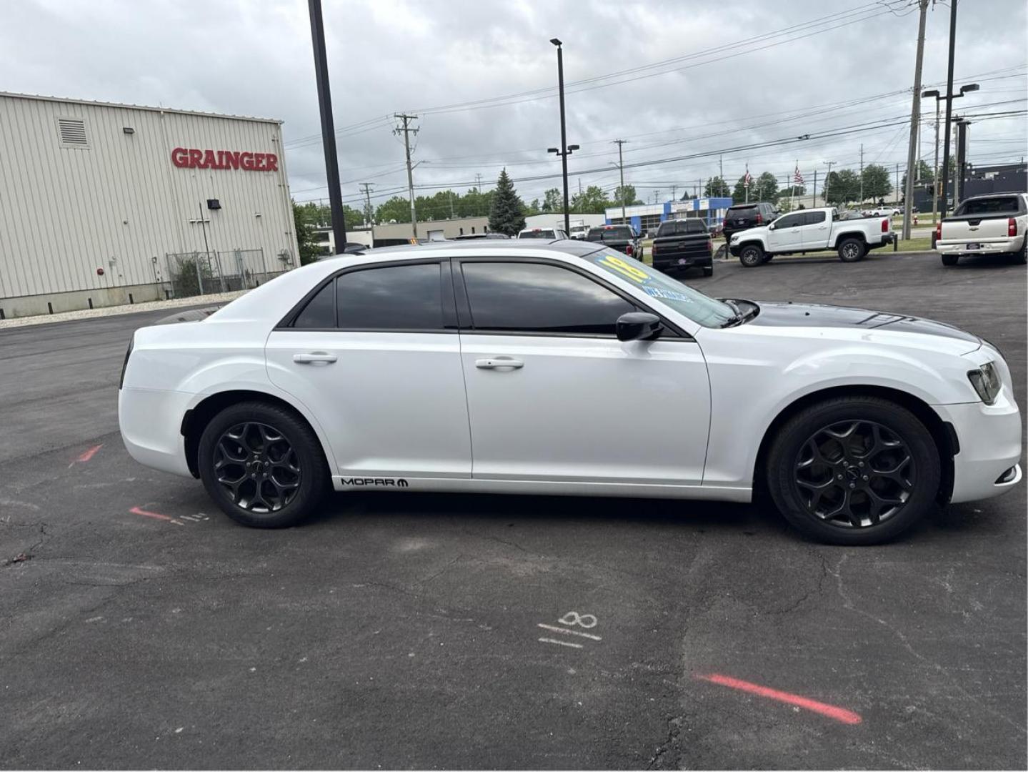 2018 WHITE CHRYSLER 300 (2C3CCAGG9JH) with an V6,3.6L(220 CID),DOHC engine, AUTOMATIC transmission, located at 14600 Frazho Road, Warren, MI, 48089, (586) 776-3400, 42.485996, -82.974220 - Photo#17