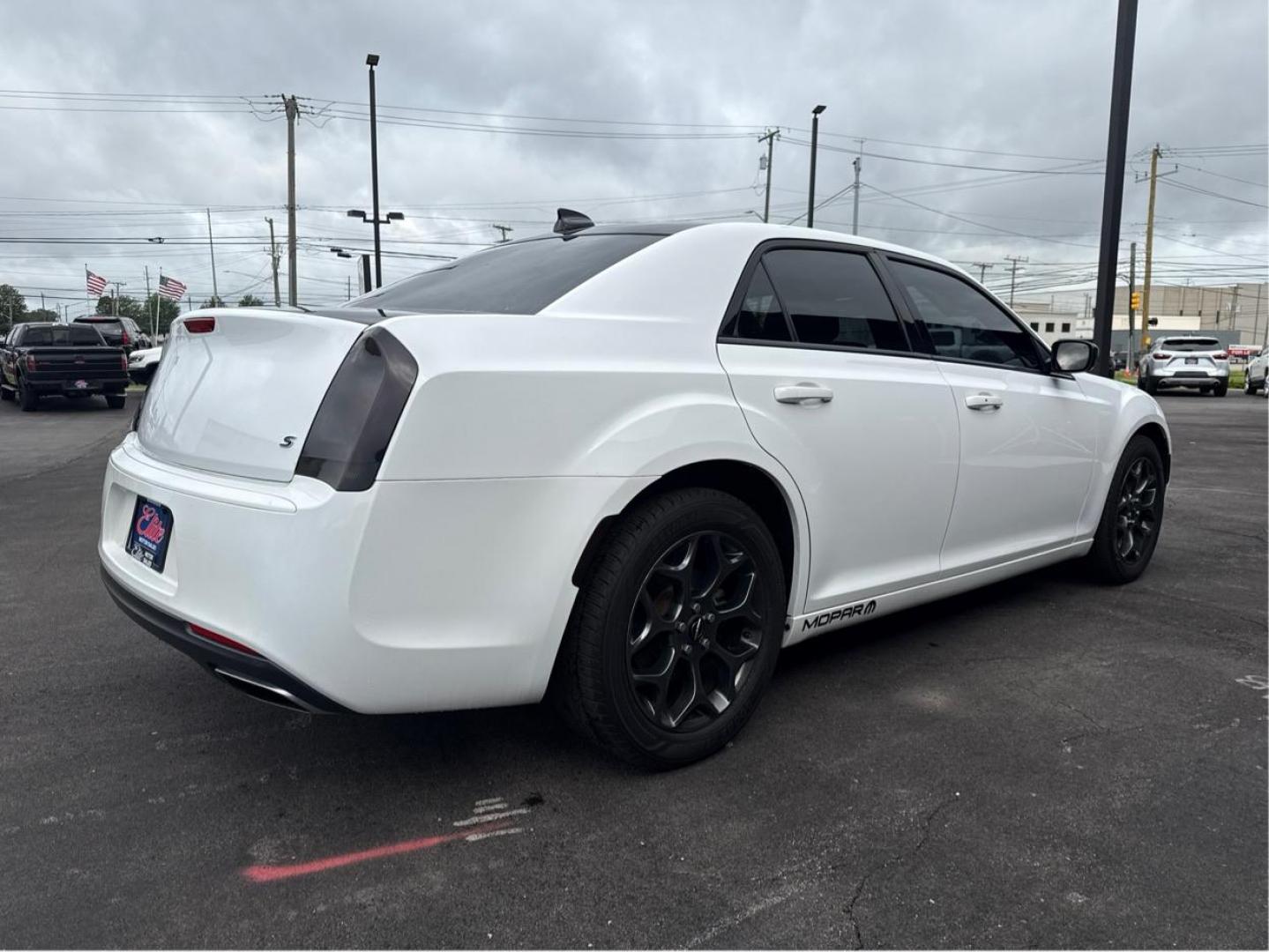 2018 WHITE CHRYSLER 300 (2C3CCAGG9JH) with an V6,3.6L(220 CID),DOHC engine, AUTOMATIC transmission, located at 14600 Frazho Road, Warren, MI, 48089, (586) 776-3400, 42.485996, -82.974220 - Photo#18