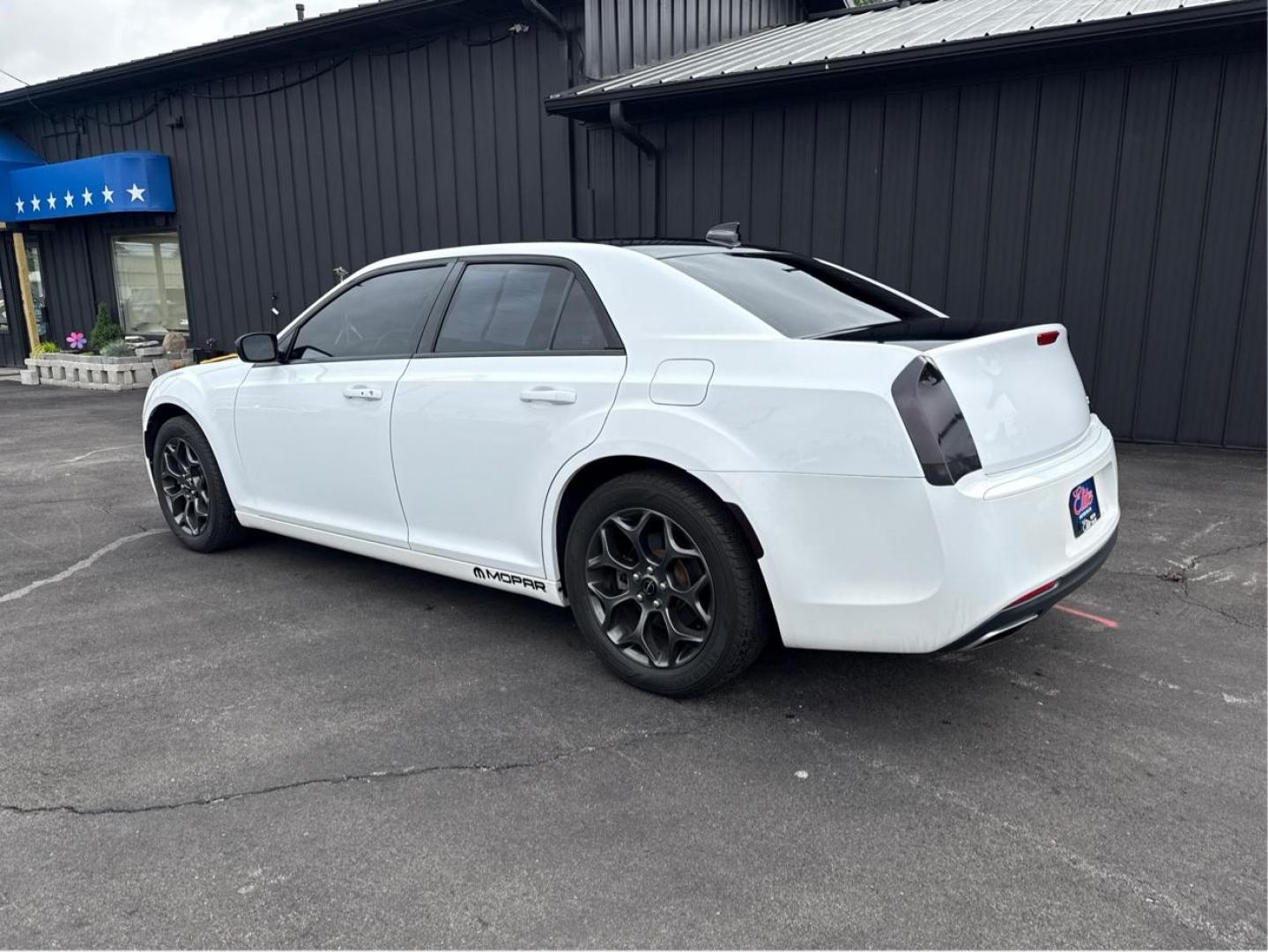 2018 WHITE CHRYSLER 300 (2C3CCAGG9JH) with an V6,3.6L(220 CID),DOHC engine, AUTOMATIC transmission, located at 14600 Frazho Road, Warren, MI, 48089, (586) 776-3400, 42.485996, -82.974220 - Photo#20
