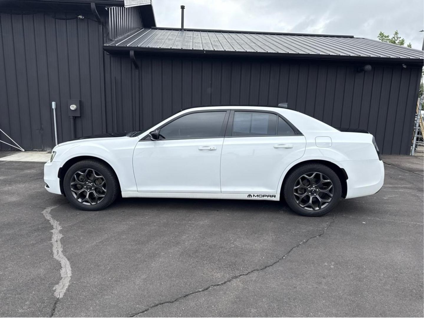 2018 WHITE CHRYSLER 300 (2C3CCAGG9JH) with an V6,3.6L(220 CID),DOHC engine, AUTOMATIC transmission, located at 14600 Frazho Road, Warren, MI, 48089, (586) 776-3400, 42.485996, -82.974220 - Photo#21