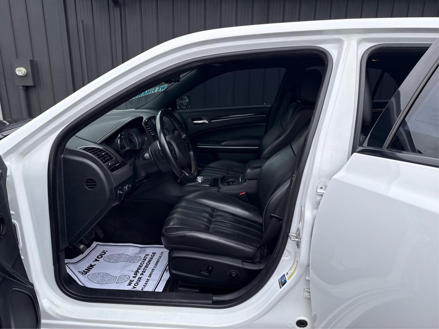 2018 WHITE CHRYSLER 300 (2C3CCAGG9JH) with an V6,3.6L(220 CID),DOHC engine, AUTOMATIC transmission, located at 14600 Frazho Road, Warren, MI, 48089, (586) 776-3400, 42.485996, -82.974220 - Photo#22