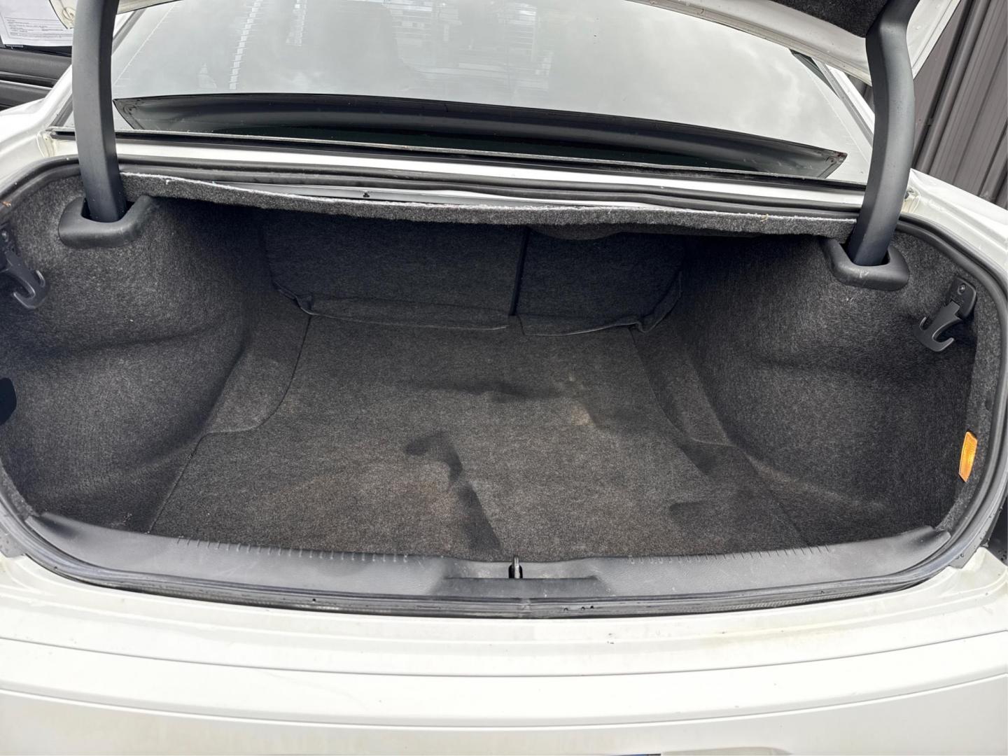 2018 WHITE CHRYSLER 300 (2C3CCAGG9JH) with an V6,3.6L(220 CID),DOHC engine, AUTOMATIC transmission, located at 14600 Frazho Road, Warren, MI, 48089, (586) 776-3400, 42.485996, -82.974220 - Photo#25