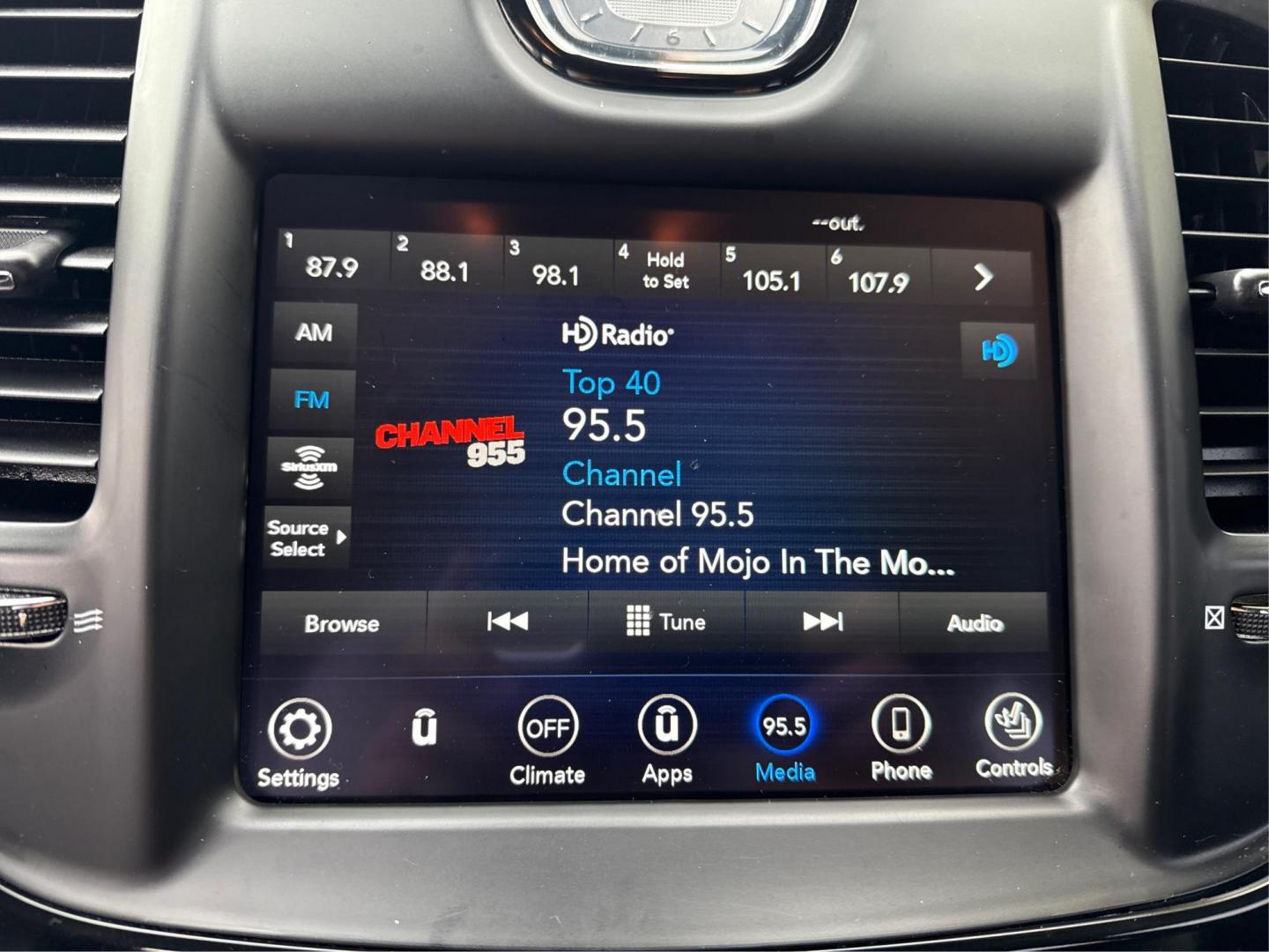 2018 WHITE CHRYSLER 300 (2C3CCAGG9JH) with an V6,3.6L(220 CID),DOHC engine, AUTOMATIC transmission, located at 14600 Frazho Road, Warren, MI, 48089, (586) 776-3400, 42.485996, -82.974220 - Photo#26