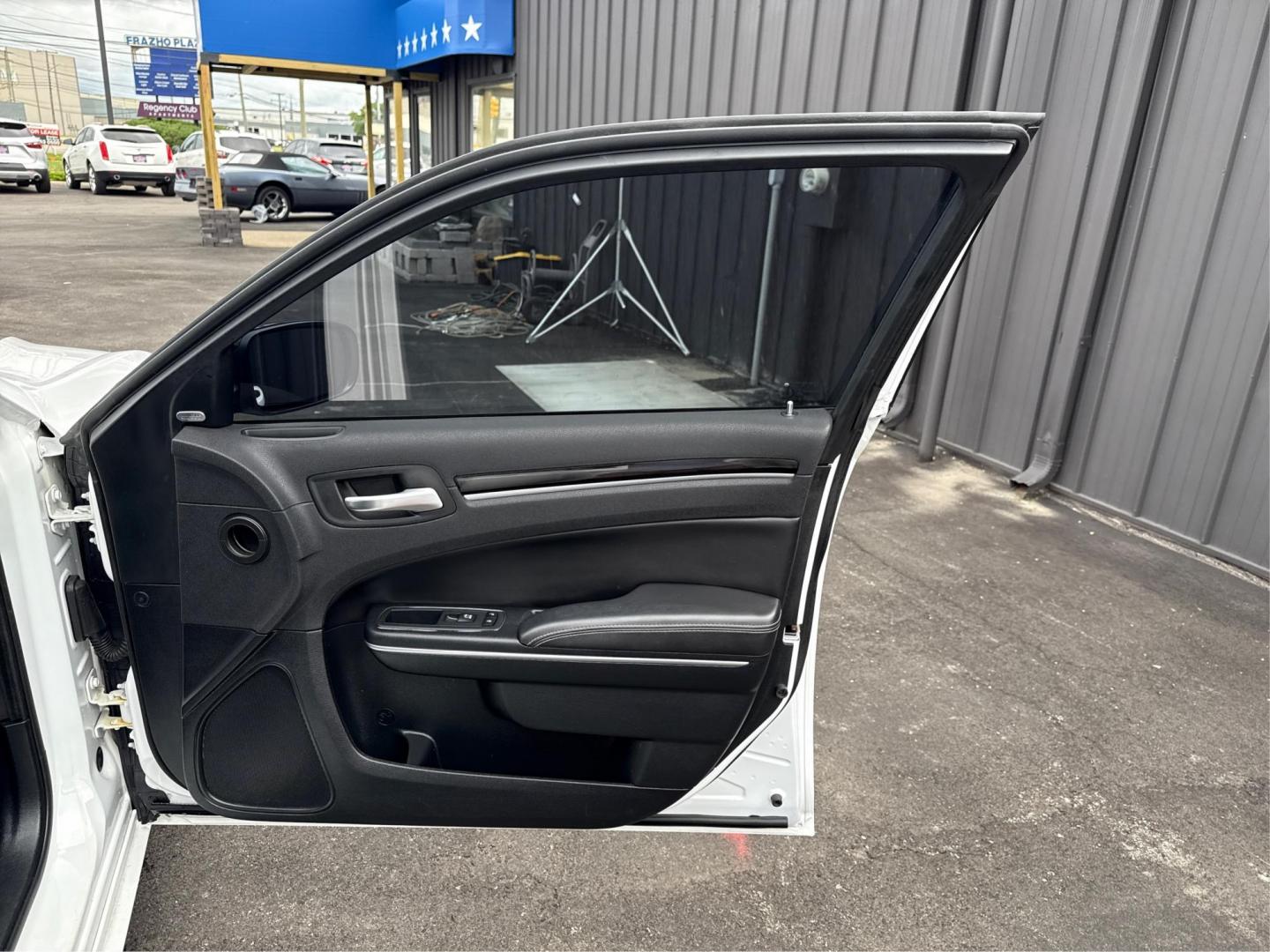 2018 WHITE CHRYSLER 300 (2C3CCAGG9JH) with an V6,3.6L(220 CID),DOHC engine, AUTOMATIC transmission, located at 14600 Frazho Road, Warren, MI, 48089, (586) 776-3400, 42.485996, -82.974220 - Photo#33