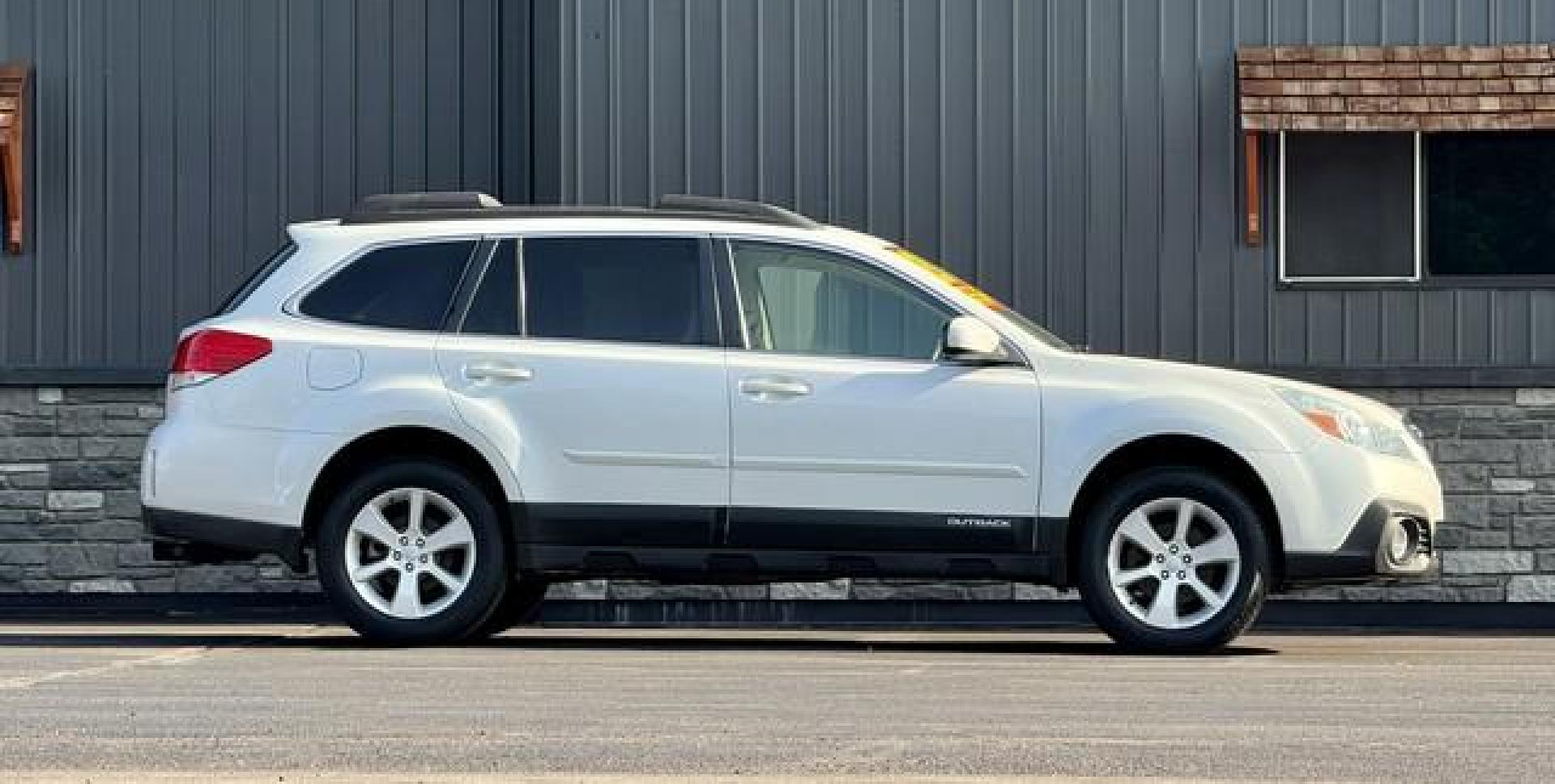 2013 WHITE SUBARU OUTBACK (4S4BRCCC0D3) with an H4,2.5L(152 CID),DOHC engine, AUTOMATIC transmission, located at 14600 Frazho Road, Warren, MI, 48089, (586) 776-3400, 42.485996, -82.974220 - Photo#1