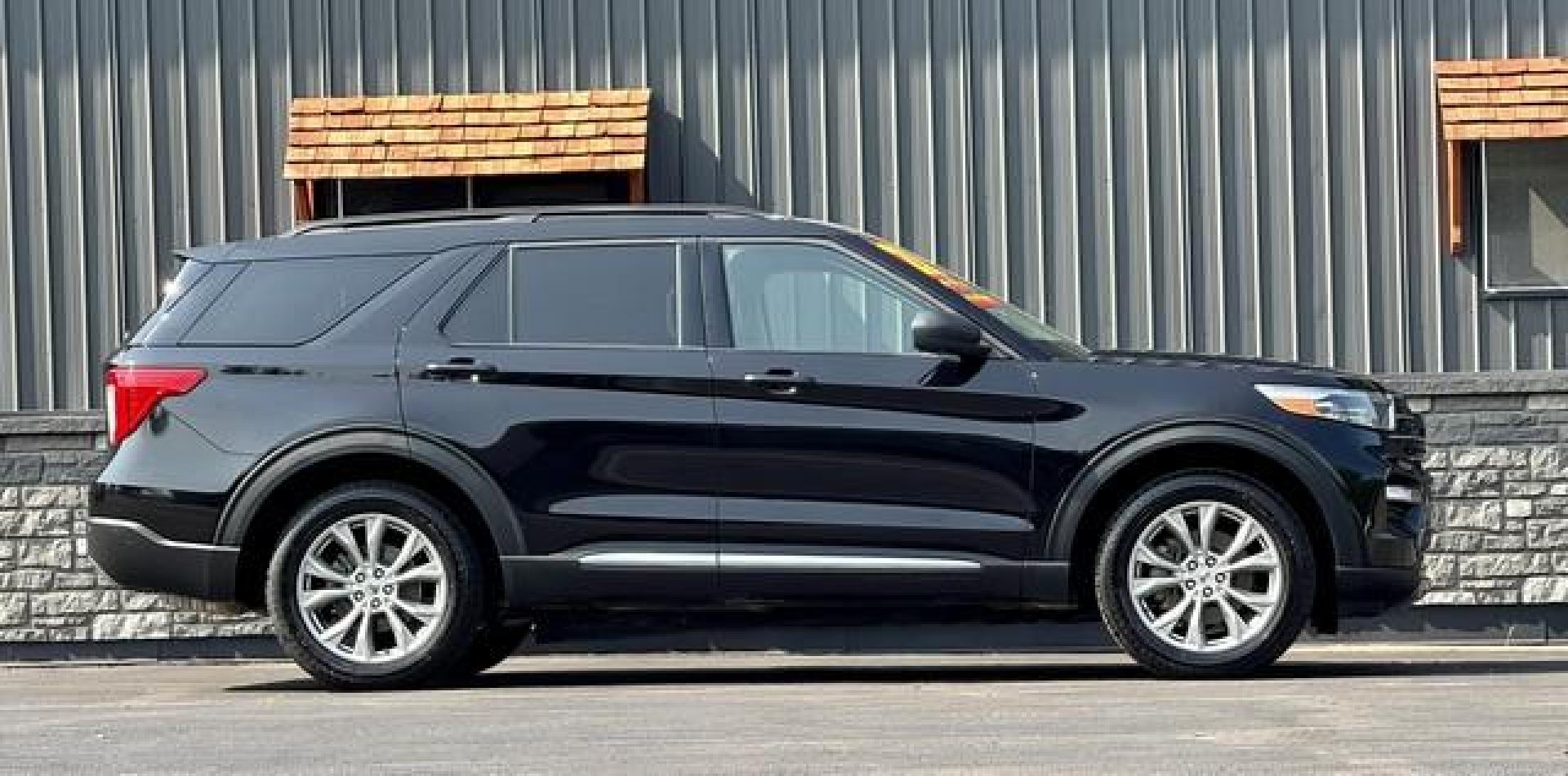 2021 BLACK FORD EXPLORER (1FMSK8DH1MG) with an L4,2.3L(140 CID),DOHC engine, AUTOMATIC transmission, located at 14600 Frazho Road, Warren, MI, 48089, (586) 776-3400, 42.485996, -82.974220 - Photo#2