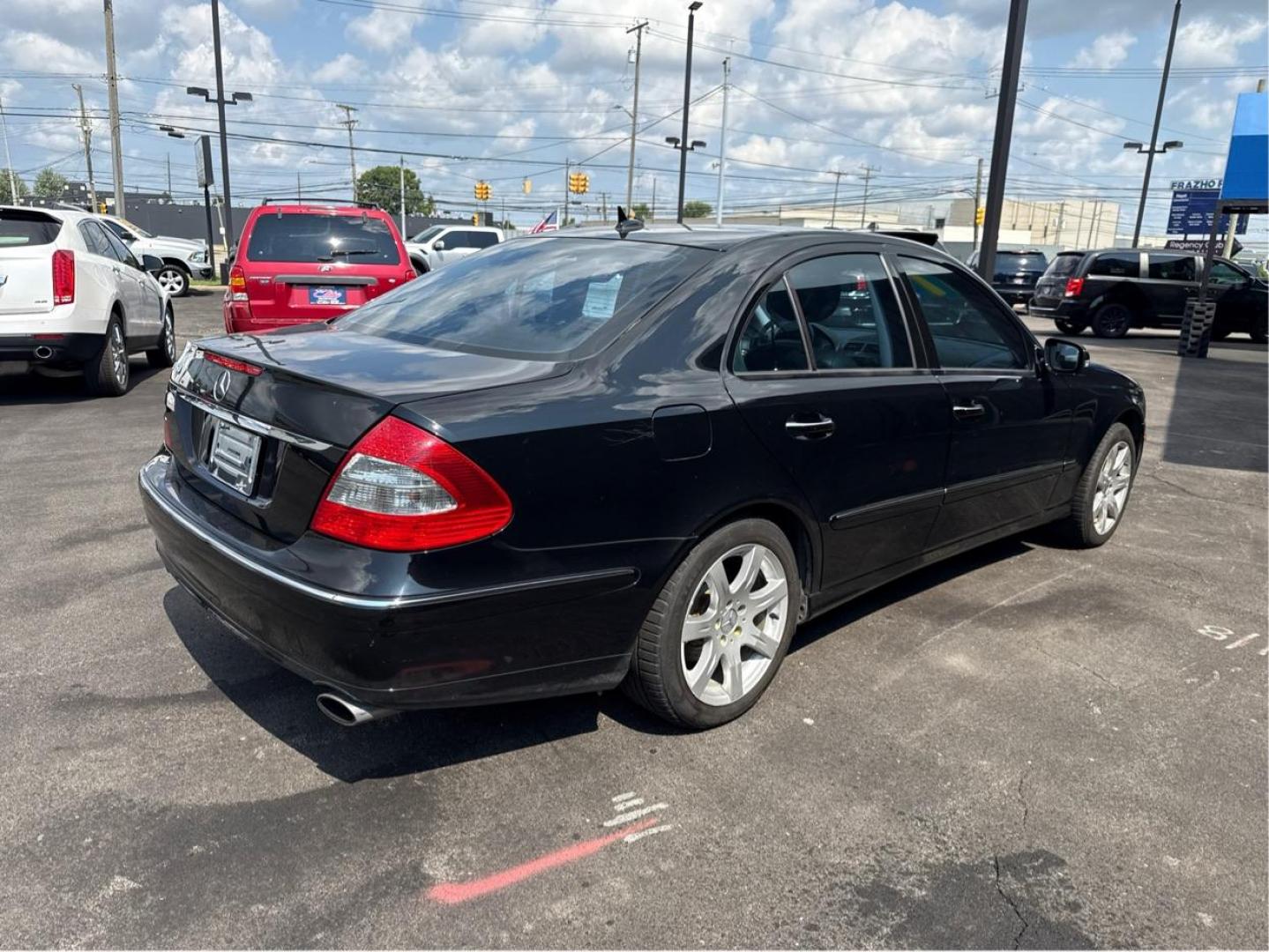 2007 BLACK MERCEDES BENZ E350 (WDBUF56X47B) with an V6,3.5L(213 CID),DOHC engine, AUTOMATIC transmission, located at 14600 Frazho Road, Warren, MI, 48089, (586) 776-3400, 42.485996, -82.974220 - Photo#4