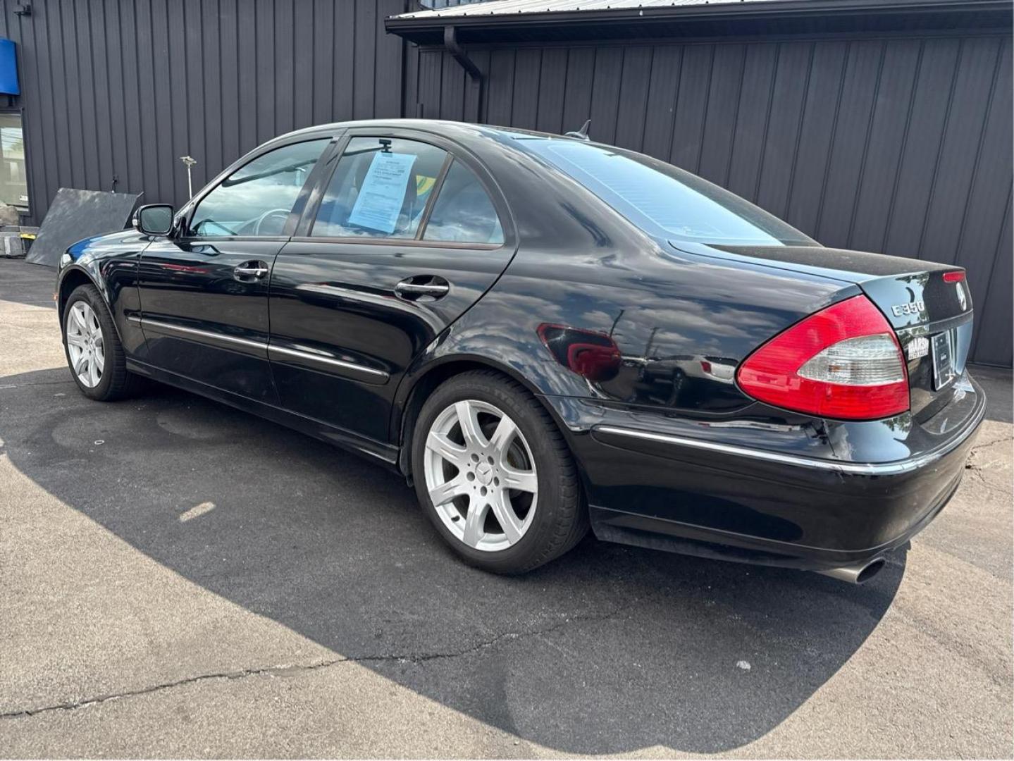 2007 BLACK MERCEDES BENZ E350 (WDBUF56X47B) with an V6,3.5L(213 CID),DOHC engine, AUTOMATIC transmission, located at 14600 Frazho Road, Warren, MI, 48089, (586) 776-3400, 42.485996, -82.974220 - Photo#6