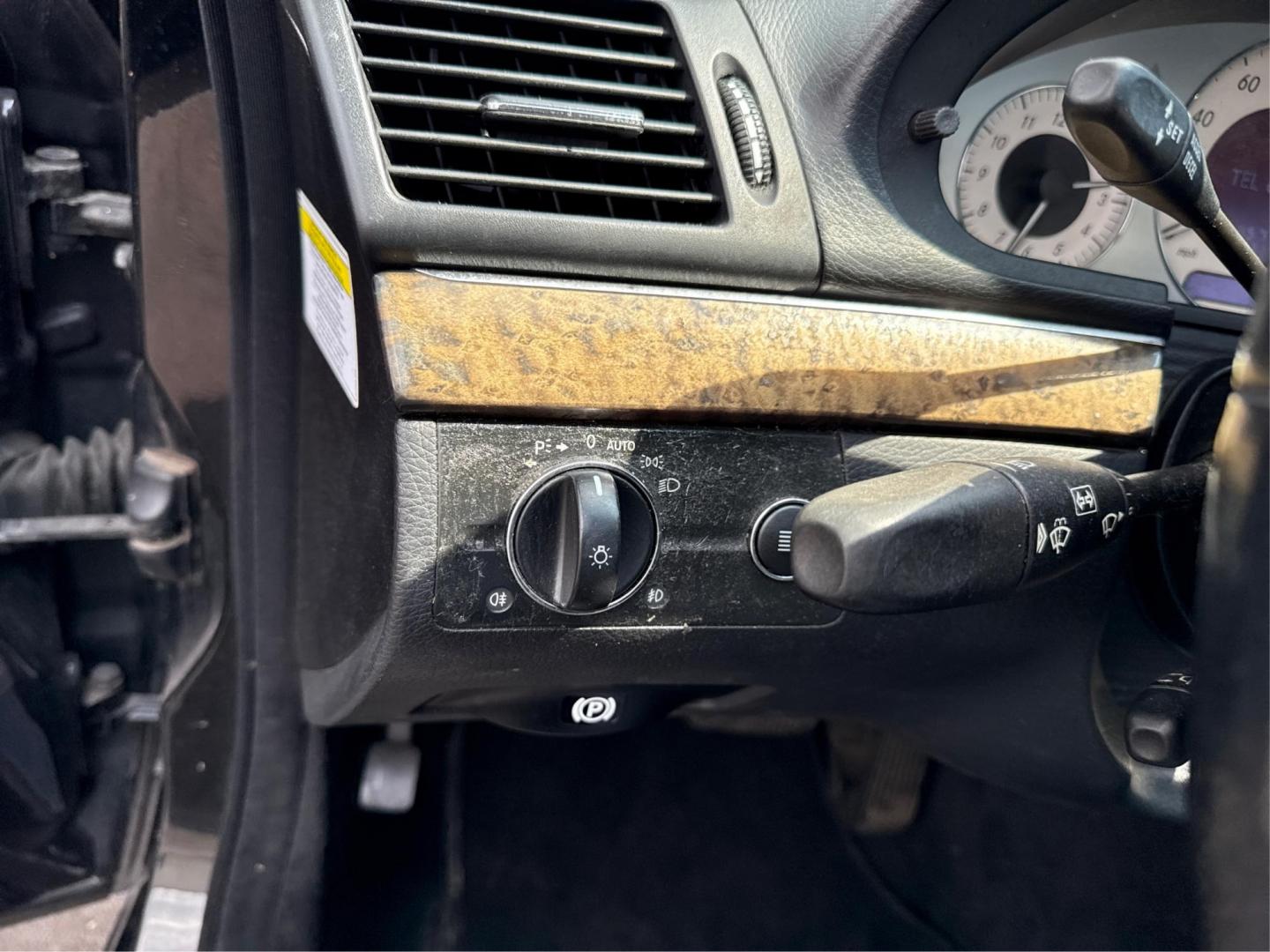 2007 BLACK MERCEDES BENZ E350 (WDBUF56X47B) with an V6,3.5L(213 CID),DOHC engine, AUTOMATIC transmission, located at 14600 Frazho Road, Warren, MI, 48089, (586) 776-3400, 42.485996, -82.974220 - Photo#17
