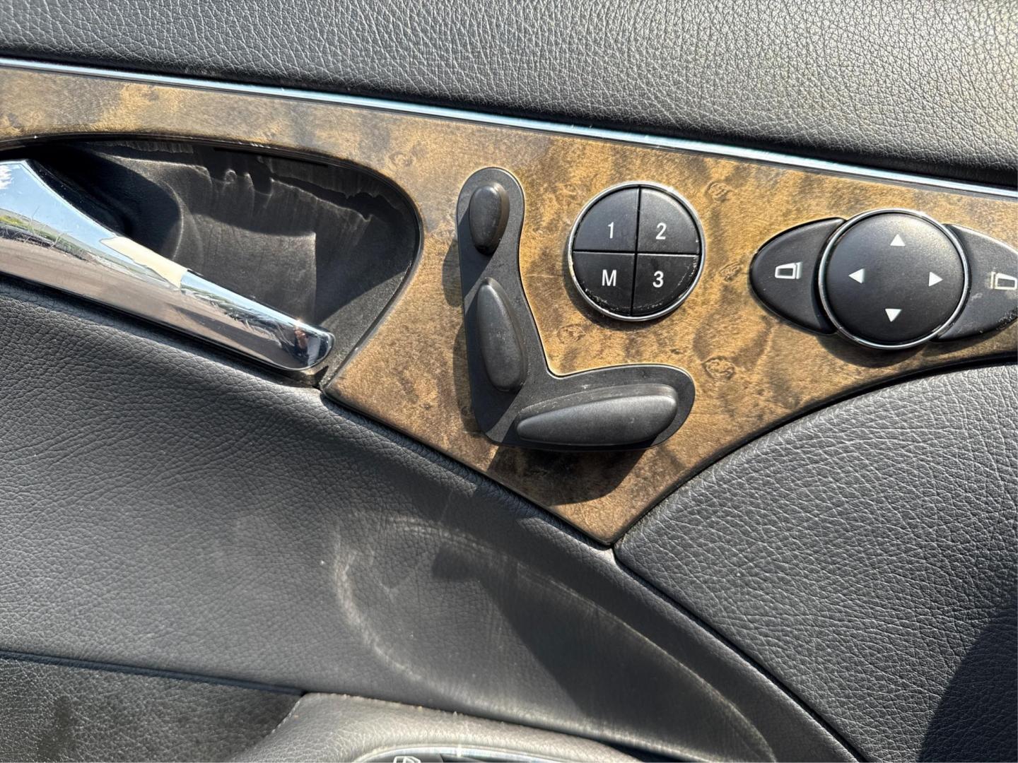 2007 BLACK MERCEDES BENZ E350 (WDBUF56X47B) with an V6,3.5L(213 CID),DOHC engine, AUTOMATIC transmission, located at 14600 Frazho Road, Warren, MI, 48089, (586) 776-3400, 42.485996, -82.974220 - Photo#18