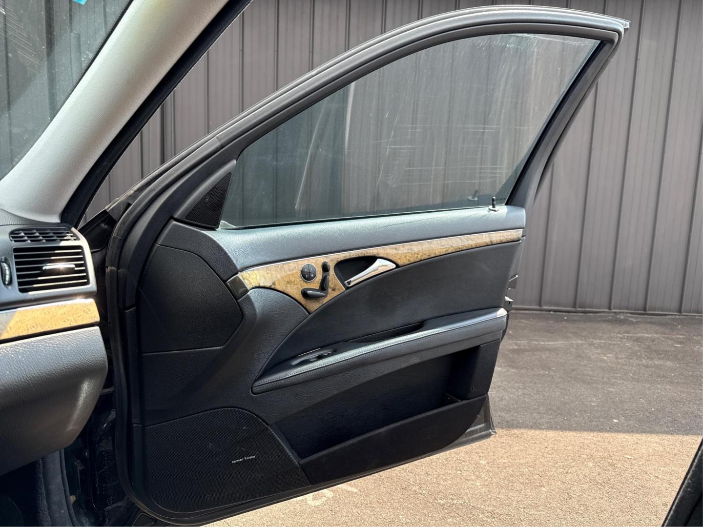 2007 BLACK MERCEDES BENZ E350 (WDBUF56X47B) with an V6,3.5L(213 CID),DOHC engine, AUTOMATIC transmission, located at 14600 Frazho Road, Warren, MI, 48089, (586) 776-3400, 42.485996, -82.974220 - Photo#20