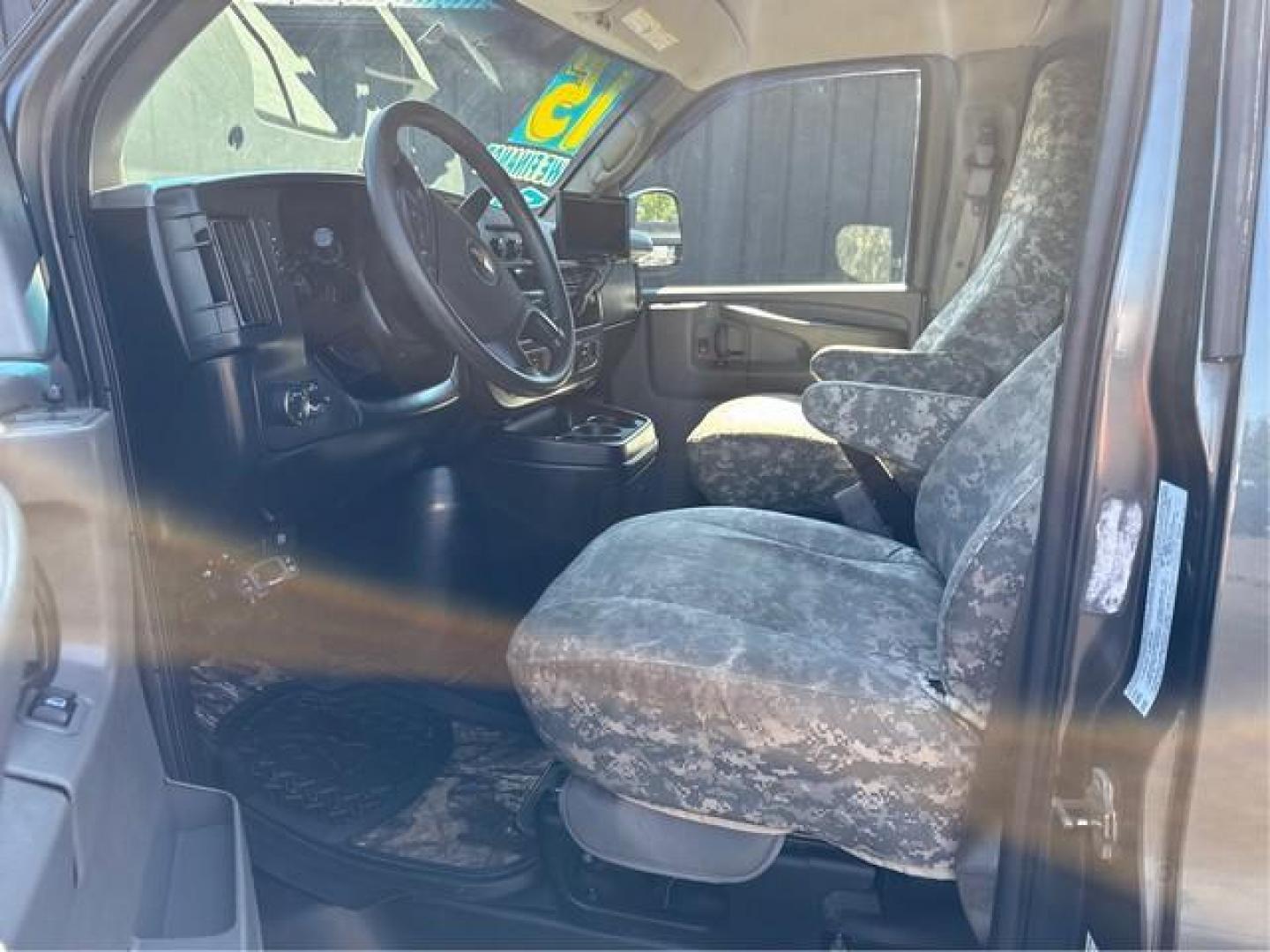 2015 DK GRAY CHEVROLET EXPRESS 3500 (1GCZGUCG6F1) with an V8,6.0L(364 CID),OHV engine, AUTOMATIC transmission, located at 14600 Frazho Road, Warren, MI, 48089, (586) 776-3400, 42.485996, -82.974220 - Photo#8