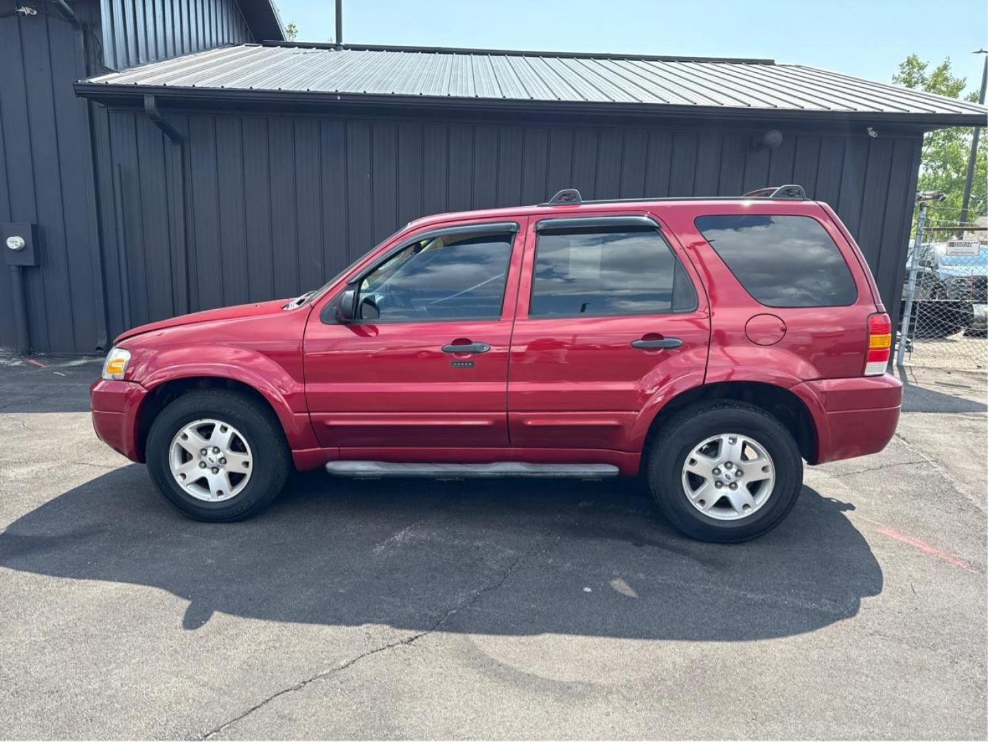 2007 RED FORD ESCAPE (1FMYU03147K) with an V6,3.0L(181 CID),DOHC engine, AUTOMATIC transmission, located at 14600 Frazho Road, Warren, MI, 48089, (586) 776-3400, 42.485996, -82.974220 - Photo#7