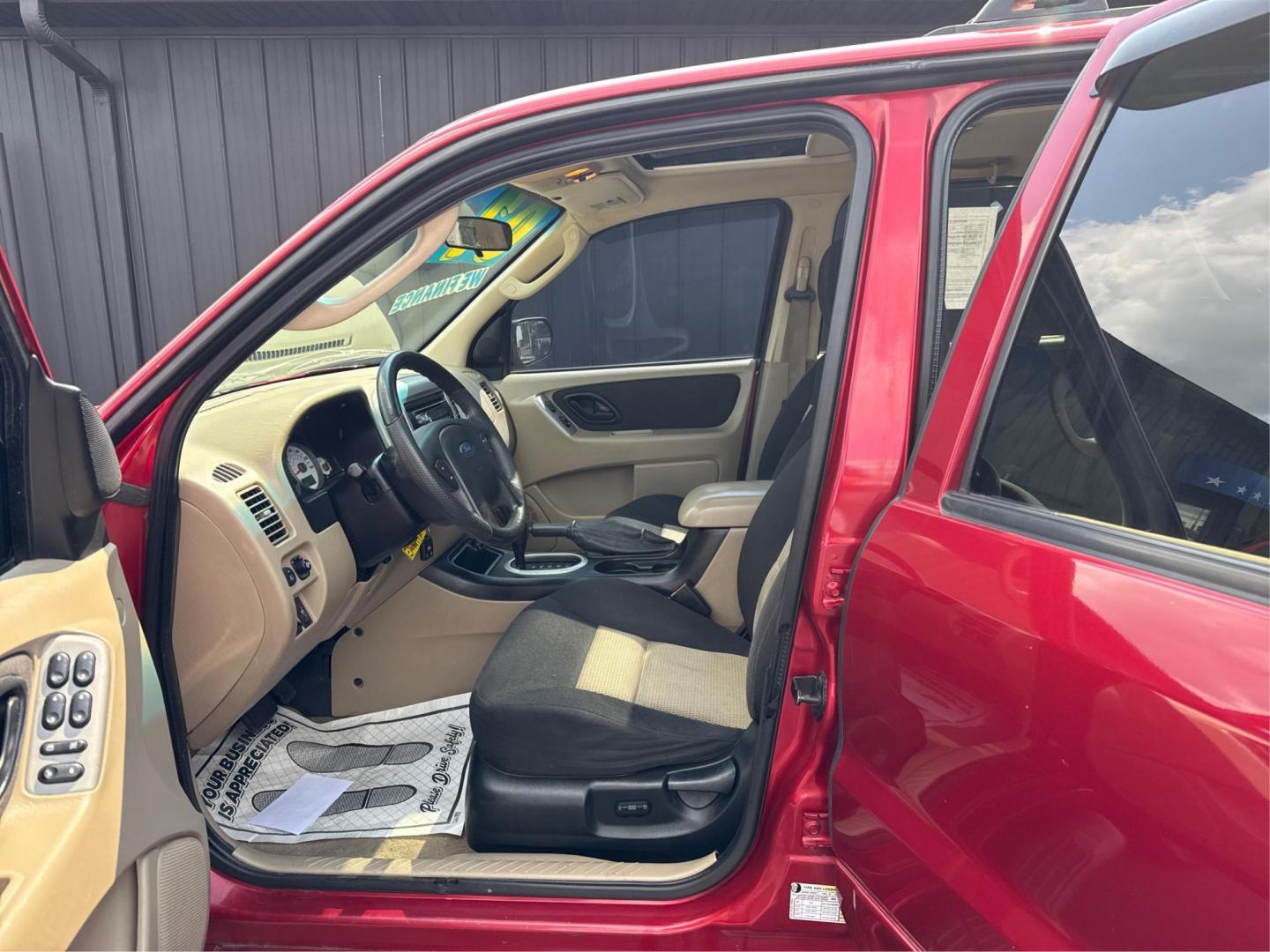 2007 RED FORD ESCAPE (1FMYU03147K) with an V6,3.0L(181 CID),DOHC engine, AUTOMATIC transmission, located at 14600 Frazho Road, Warren, MI, 48089, (586) 776-3400, 42.485996, -82.974220 - Photo#8